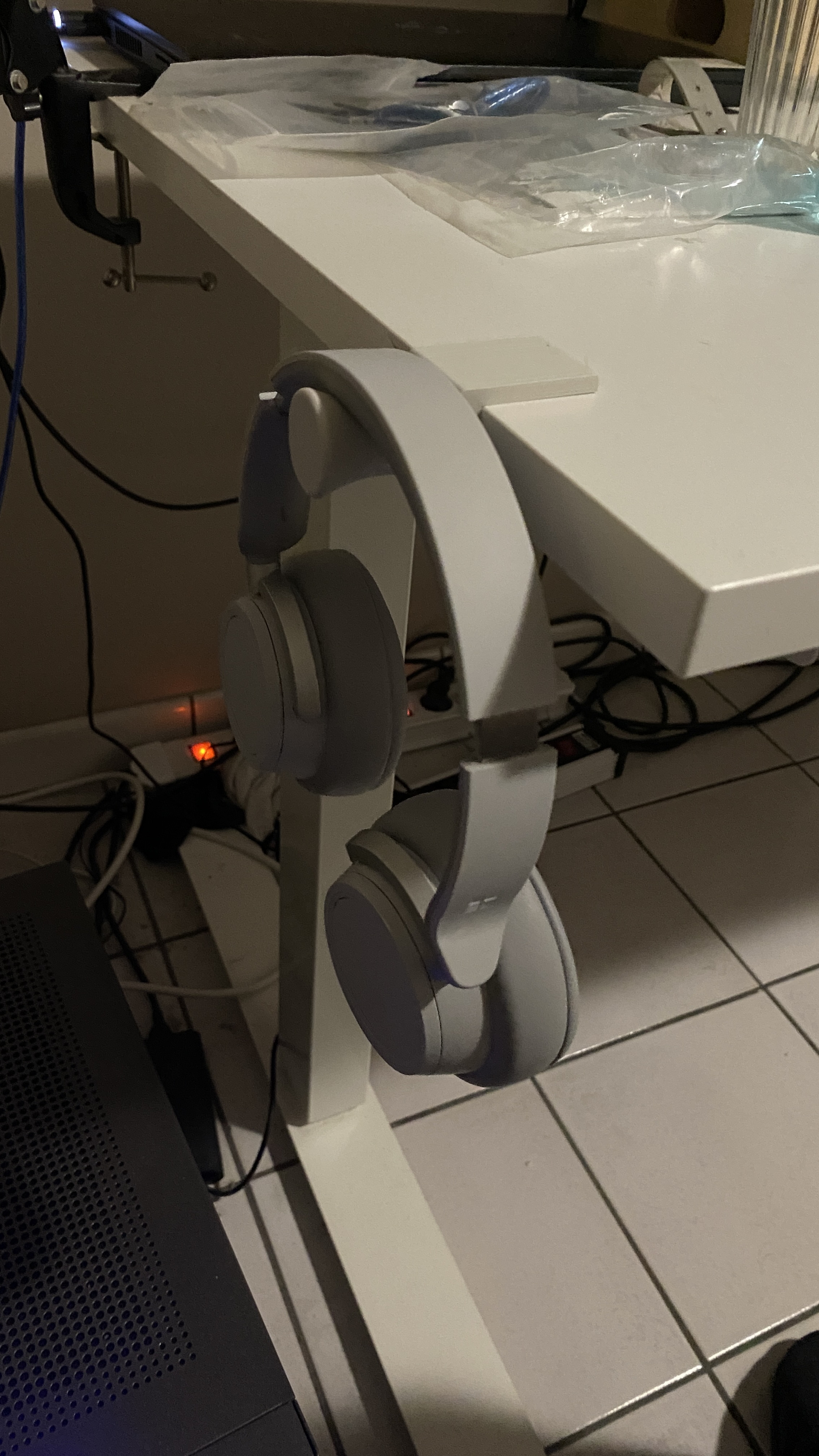 Headphone holder for SKARSTA Ikea Standing Desk