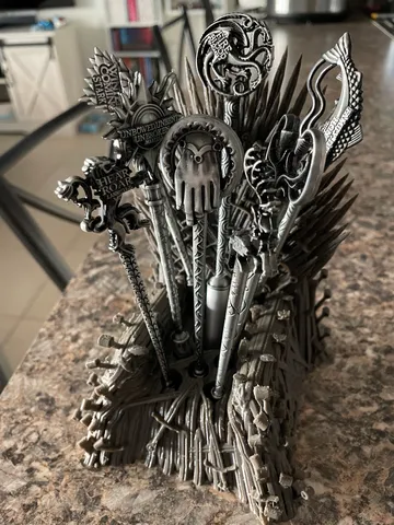 Game of Thrones Iron Throne Makeup Brush Holder