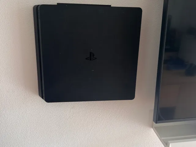PlayStation 4 wall mount