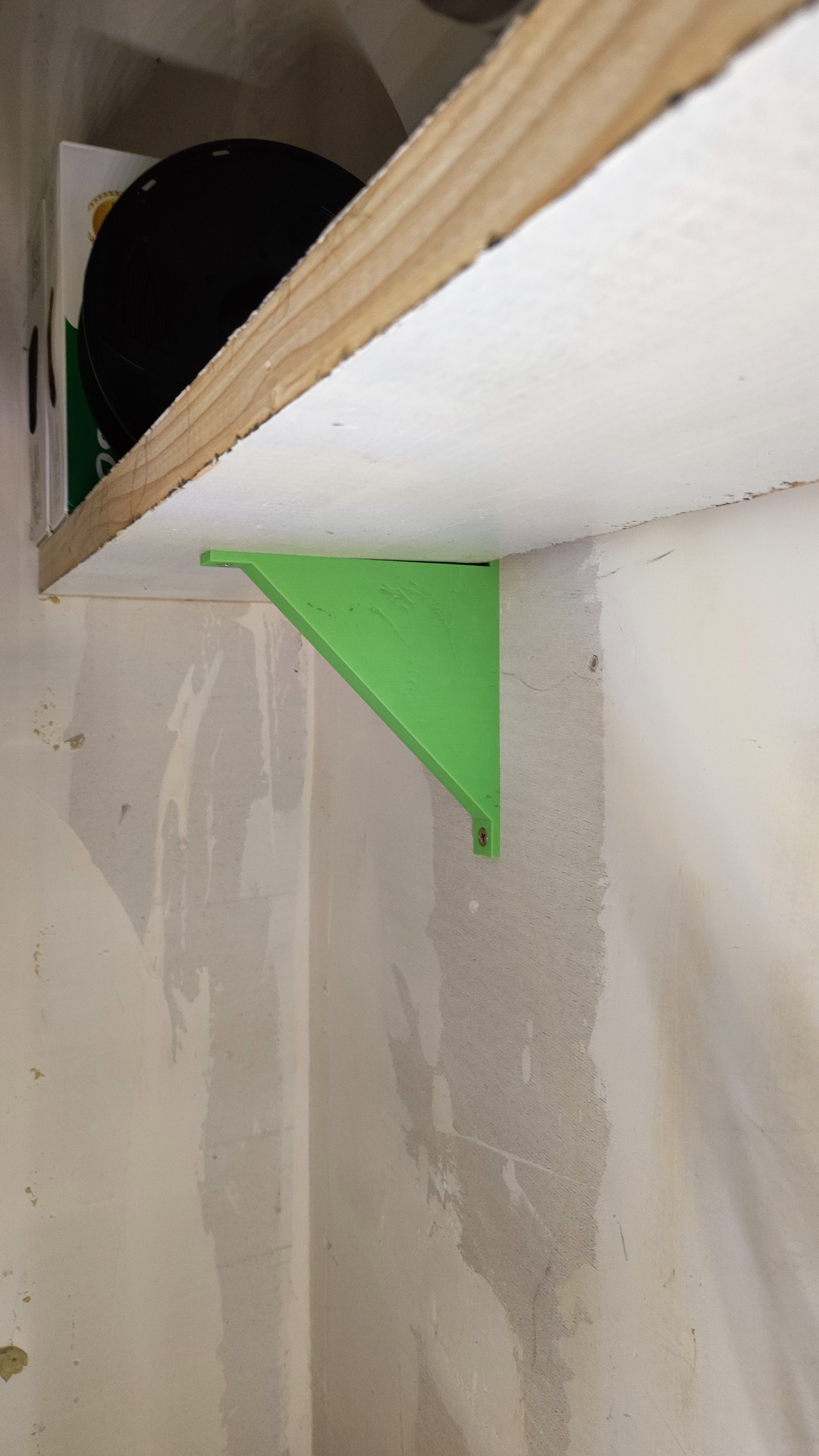 very basic shelf bracket
