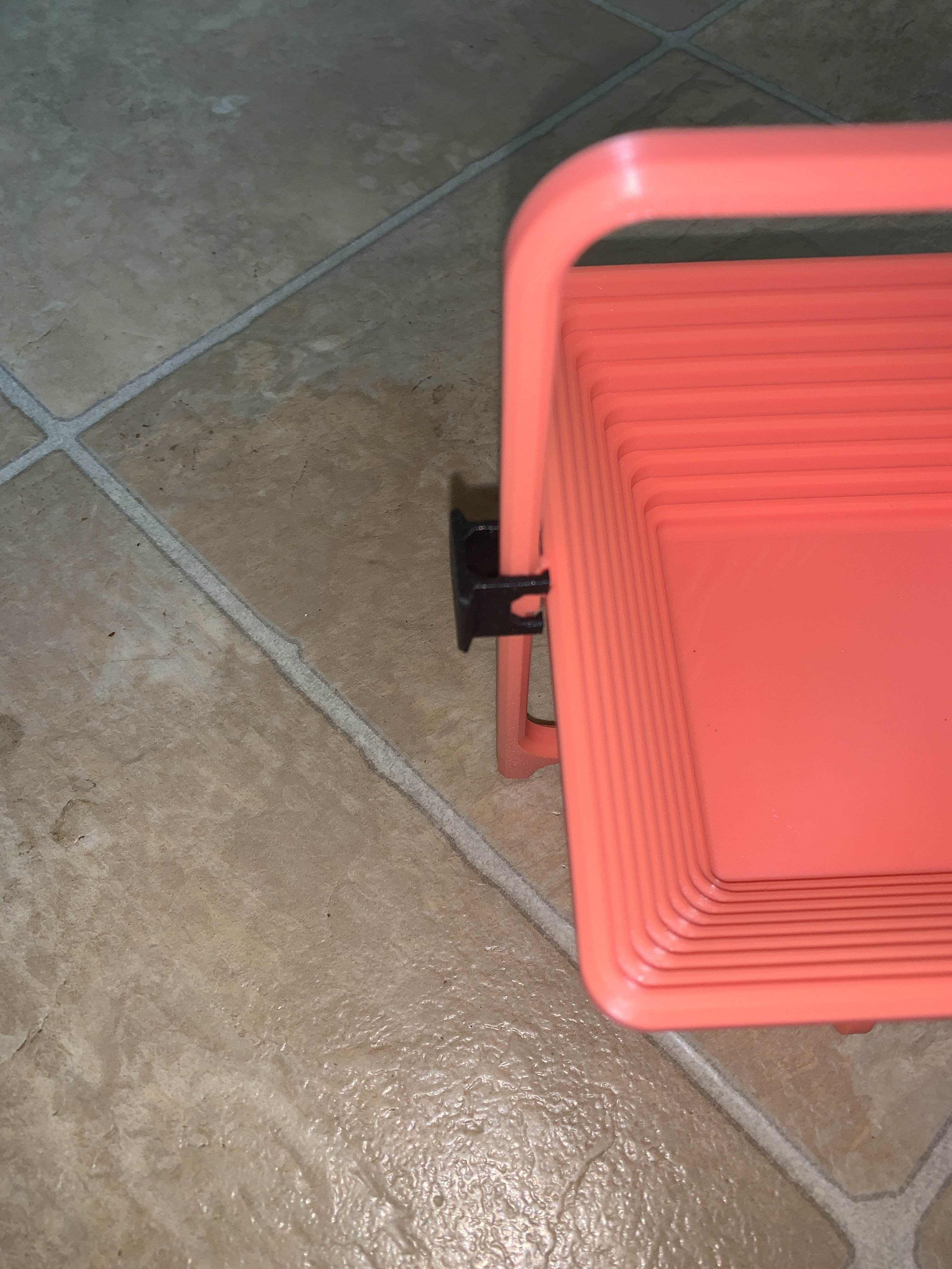 Locking clip for collapsible basket