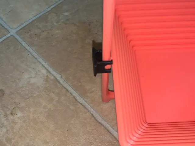 Locking clip for collapsible basket