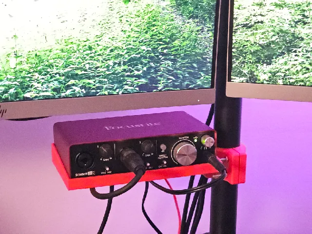 Scarlett 2i2 (1st gen) monitor stand platform with cable hooks