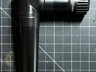 SHURE SM57　本体、ホルダー SHURE SM57 本体、ホルダー Amazon.co.jp: Shure SM57パッケージ