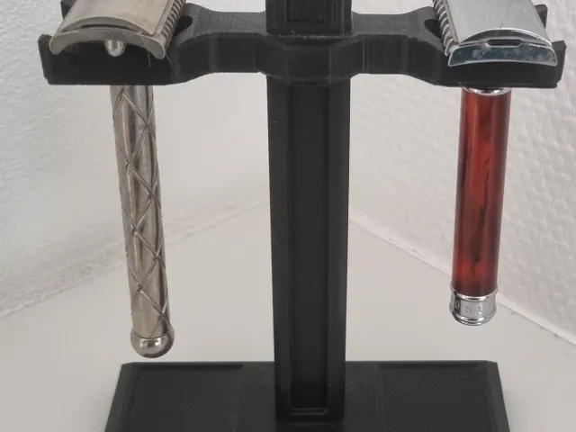Stand for two safety razors / Halter für zwei Rasierhobel