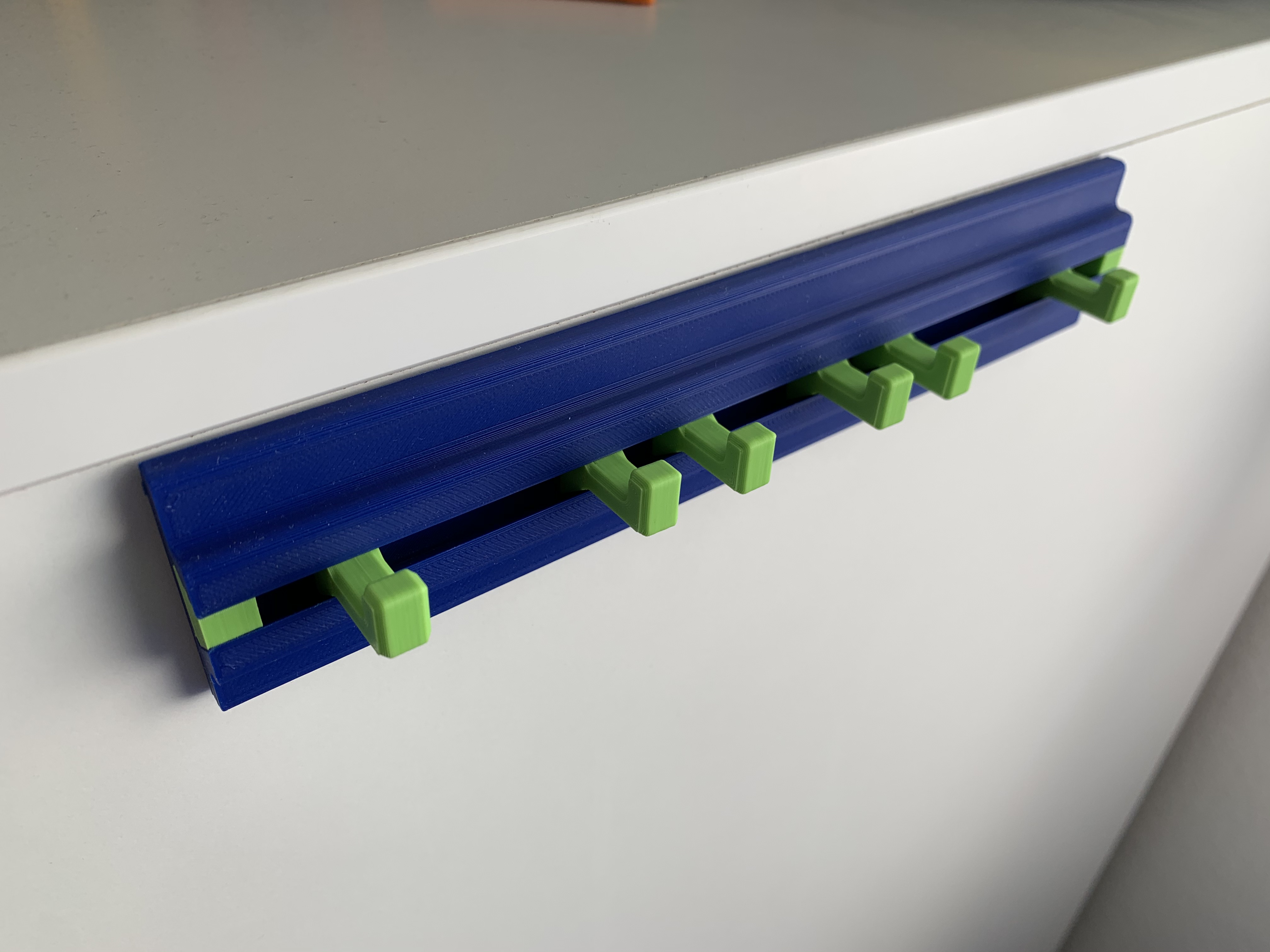 Flexible hook rail