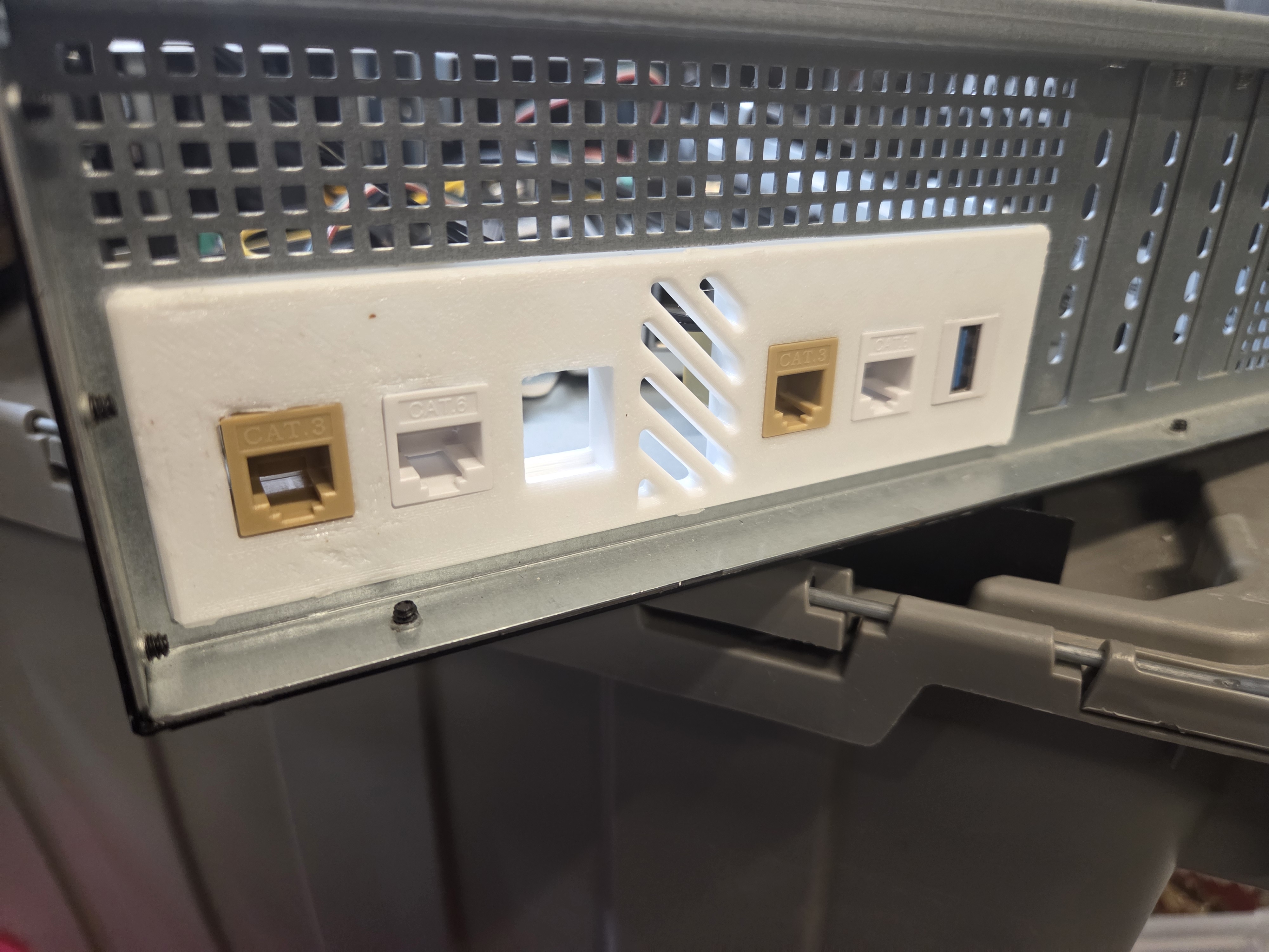 I/O shield with Keystone slots