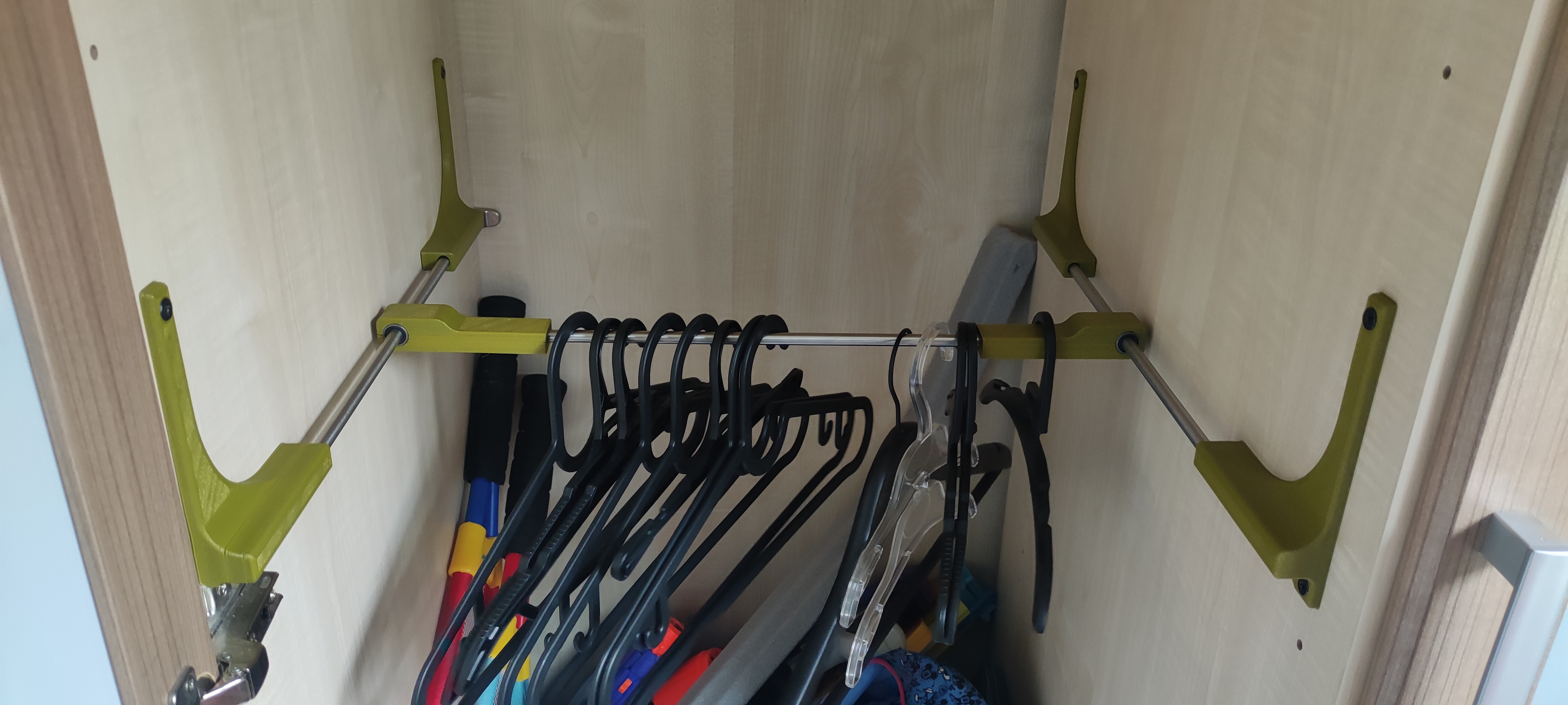 Kid wardrobe space optimizer with linear bearings