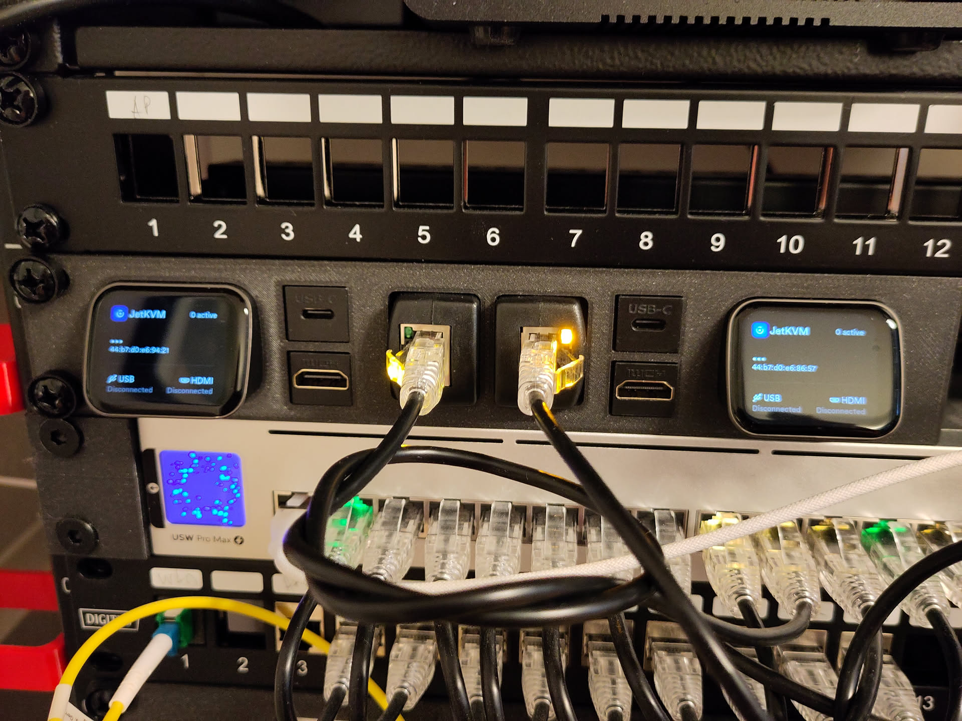 19-inch Modular Rack Mount: Dual JetKVM mount with PoE