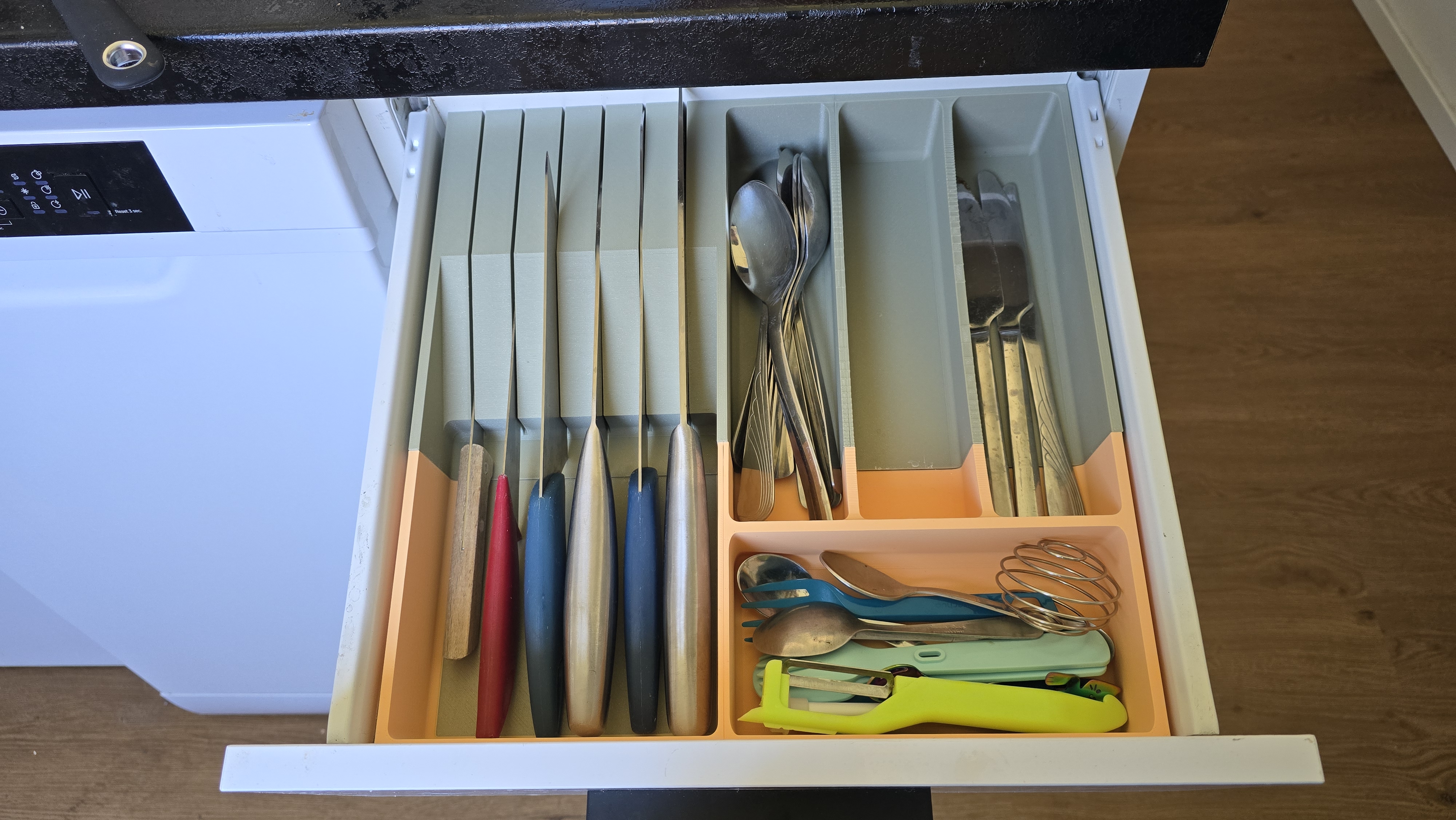 Kitchen drawer cutlery tray