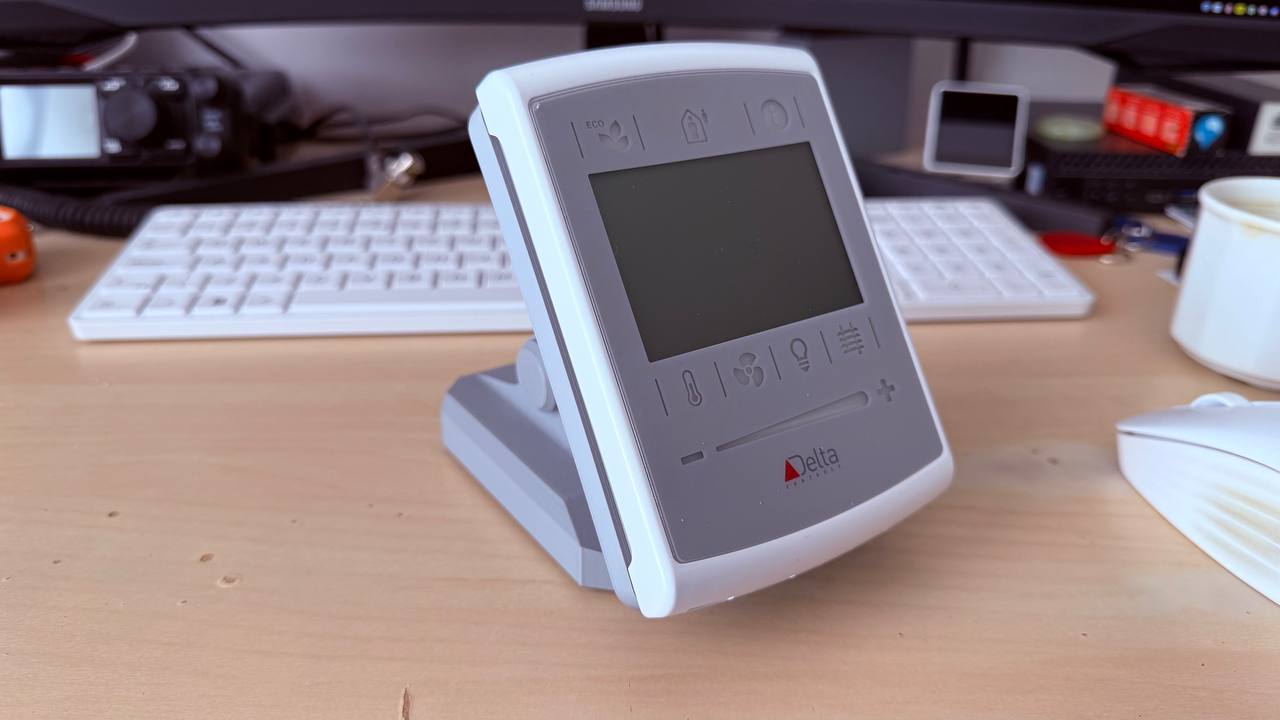 Delta Controls eZNS Desk Stand