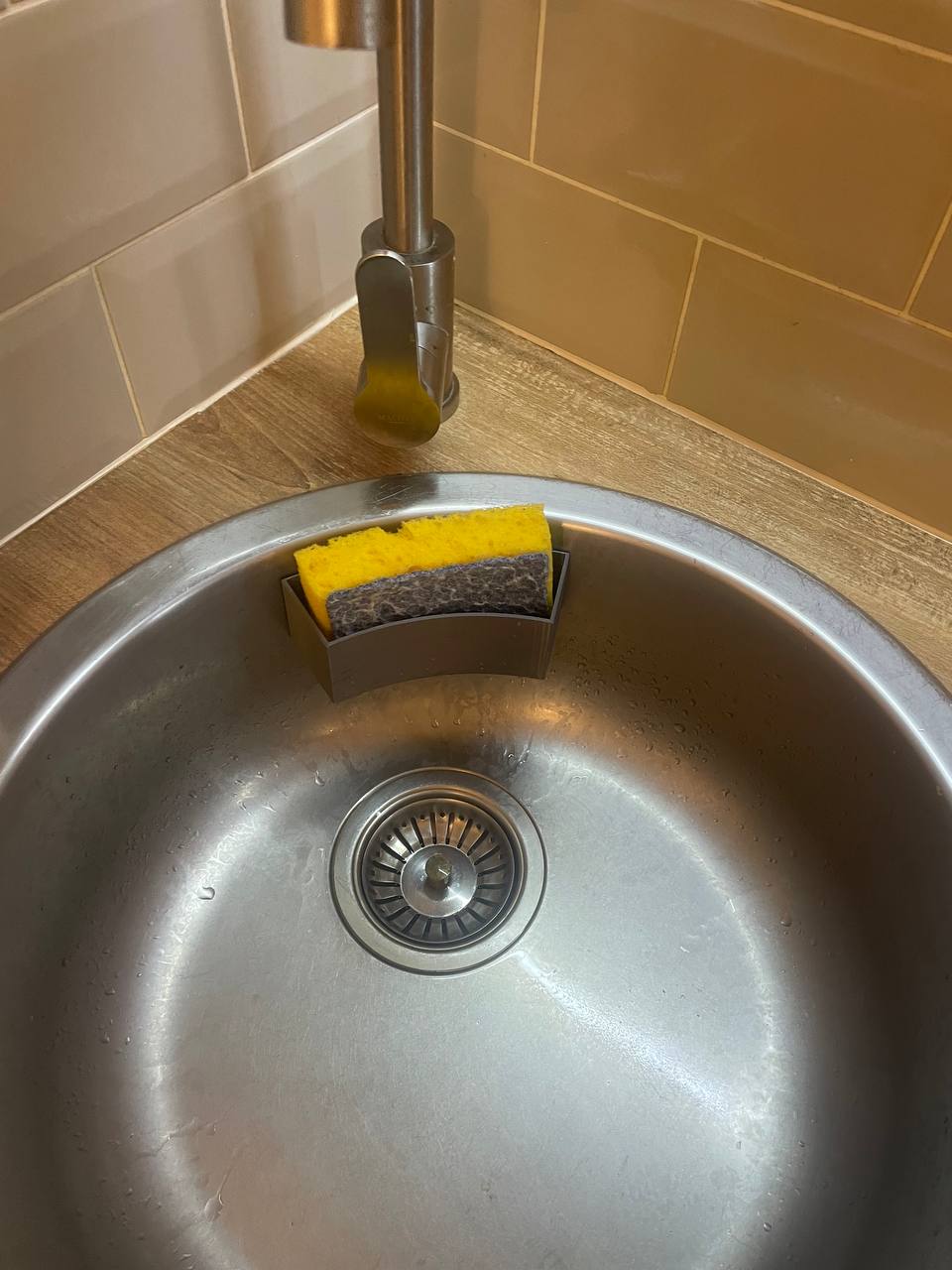Radius sink sponge holder