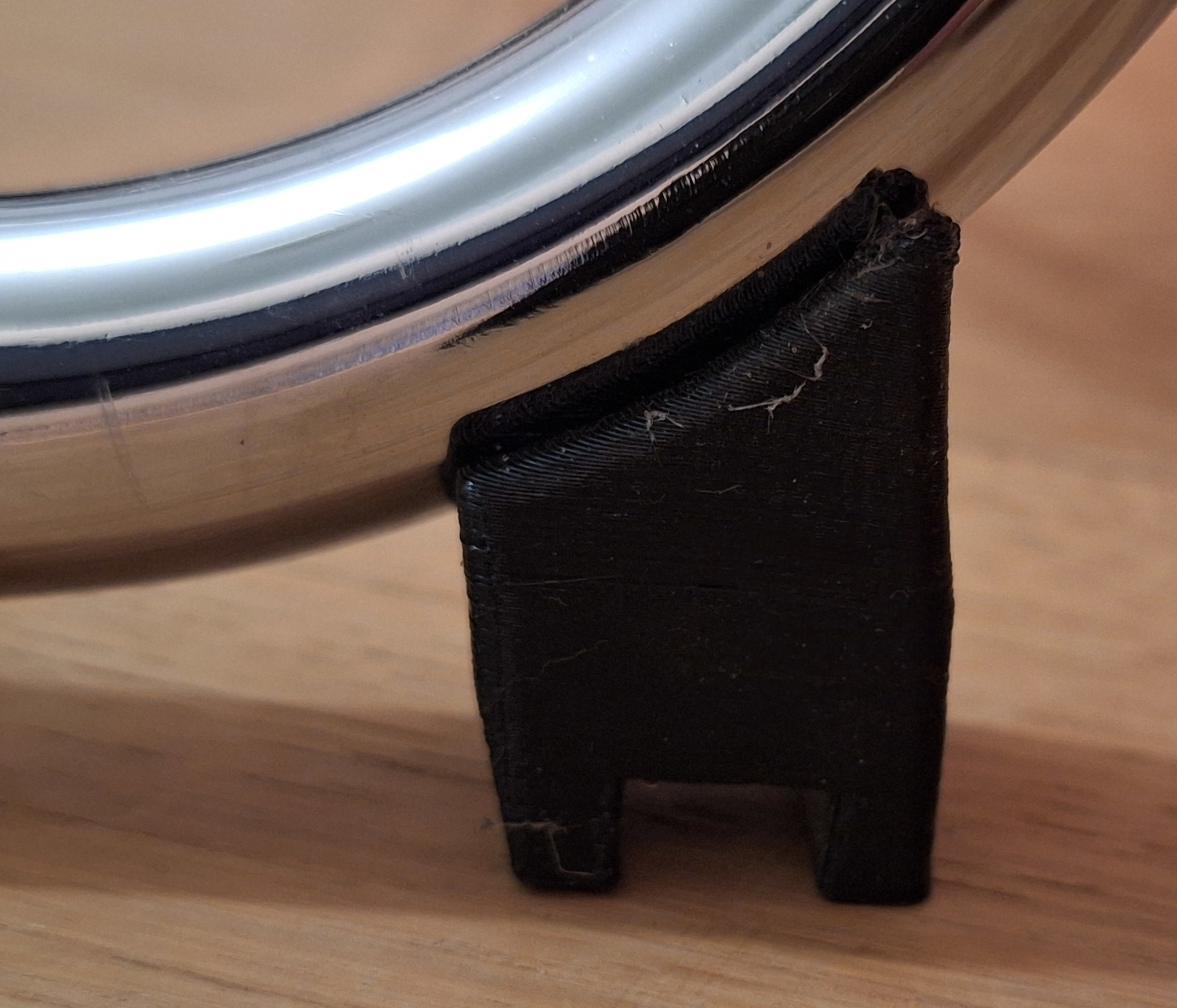 Vibration-dampening feet for a floor fan