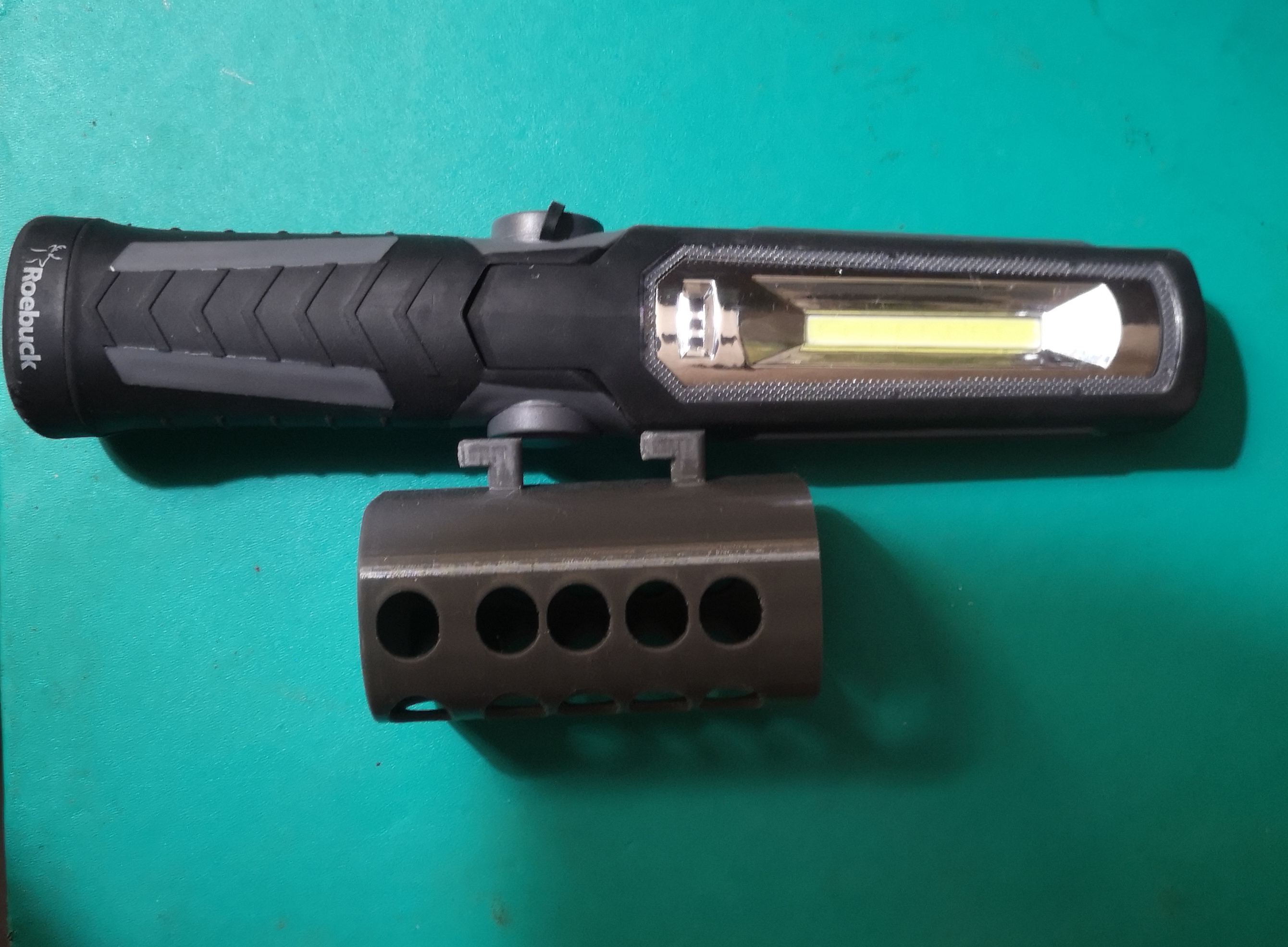 Support skadis pour lampe portable
