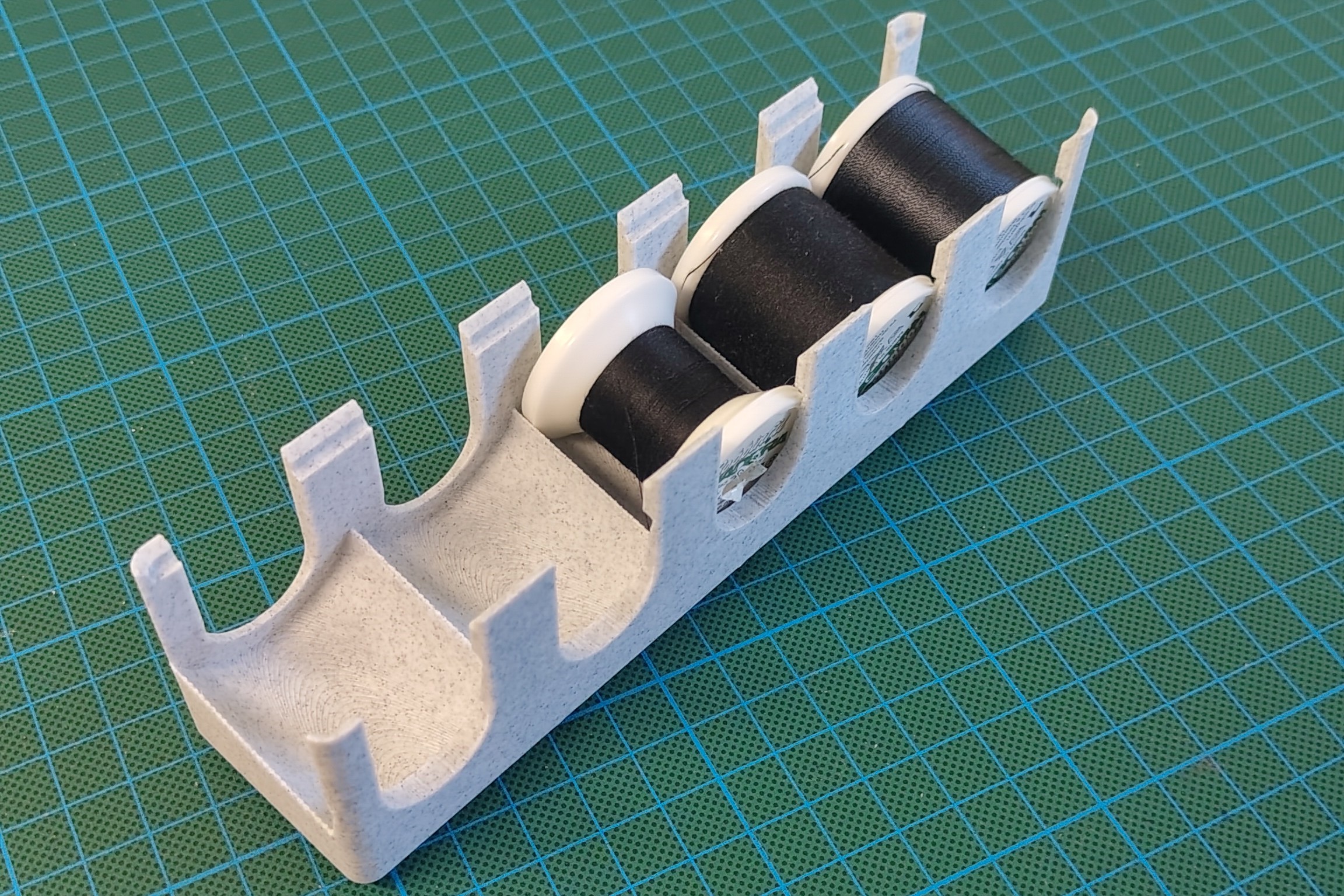 Gridfinity spool holder for stitching spools — miniatura 2
