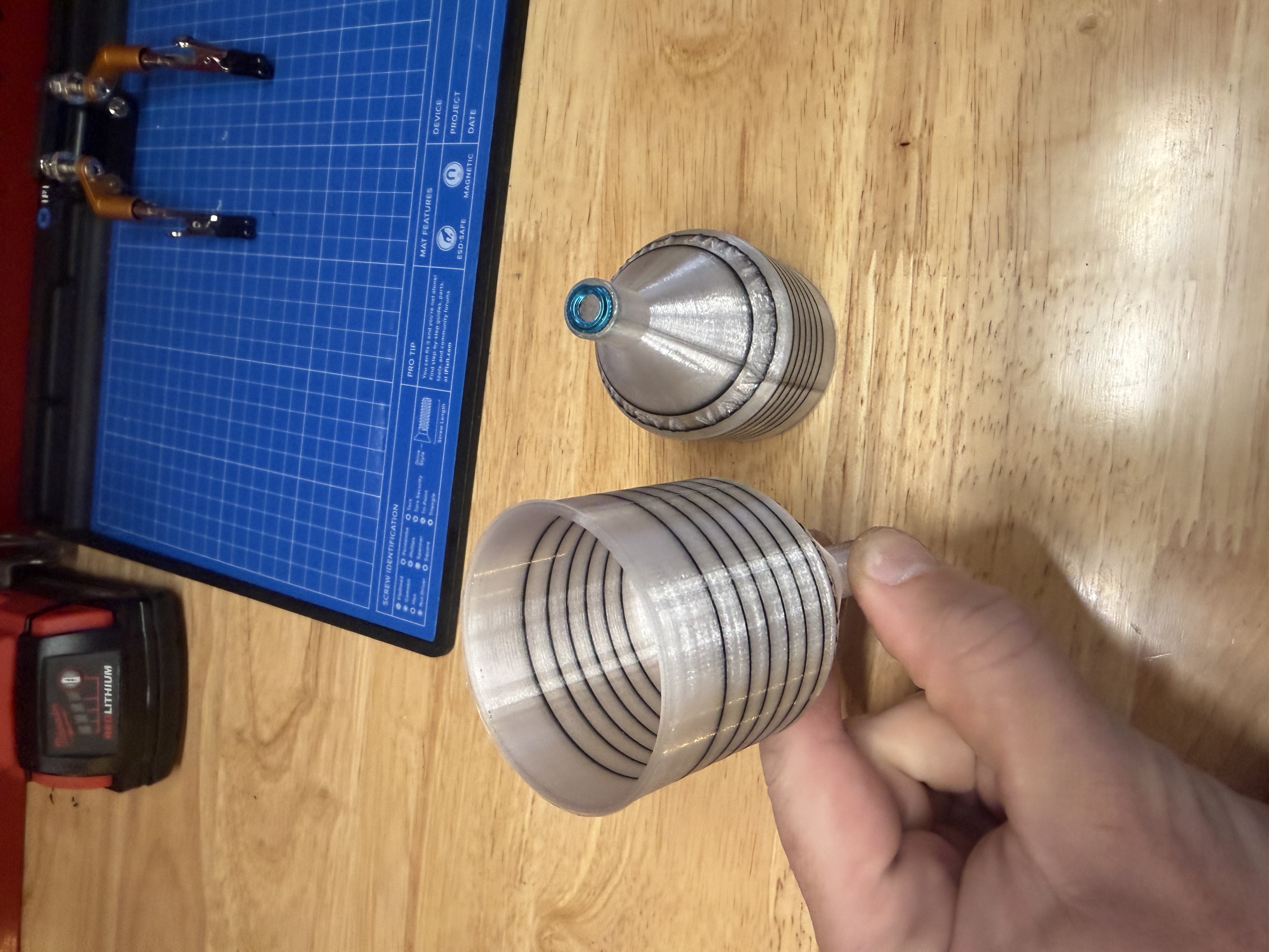 Tubeless Sealant Funnel with Recess for Valve Lock Ring
