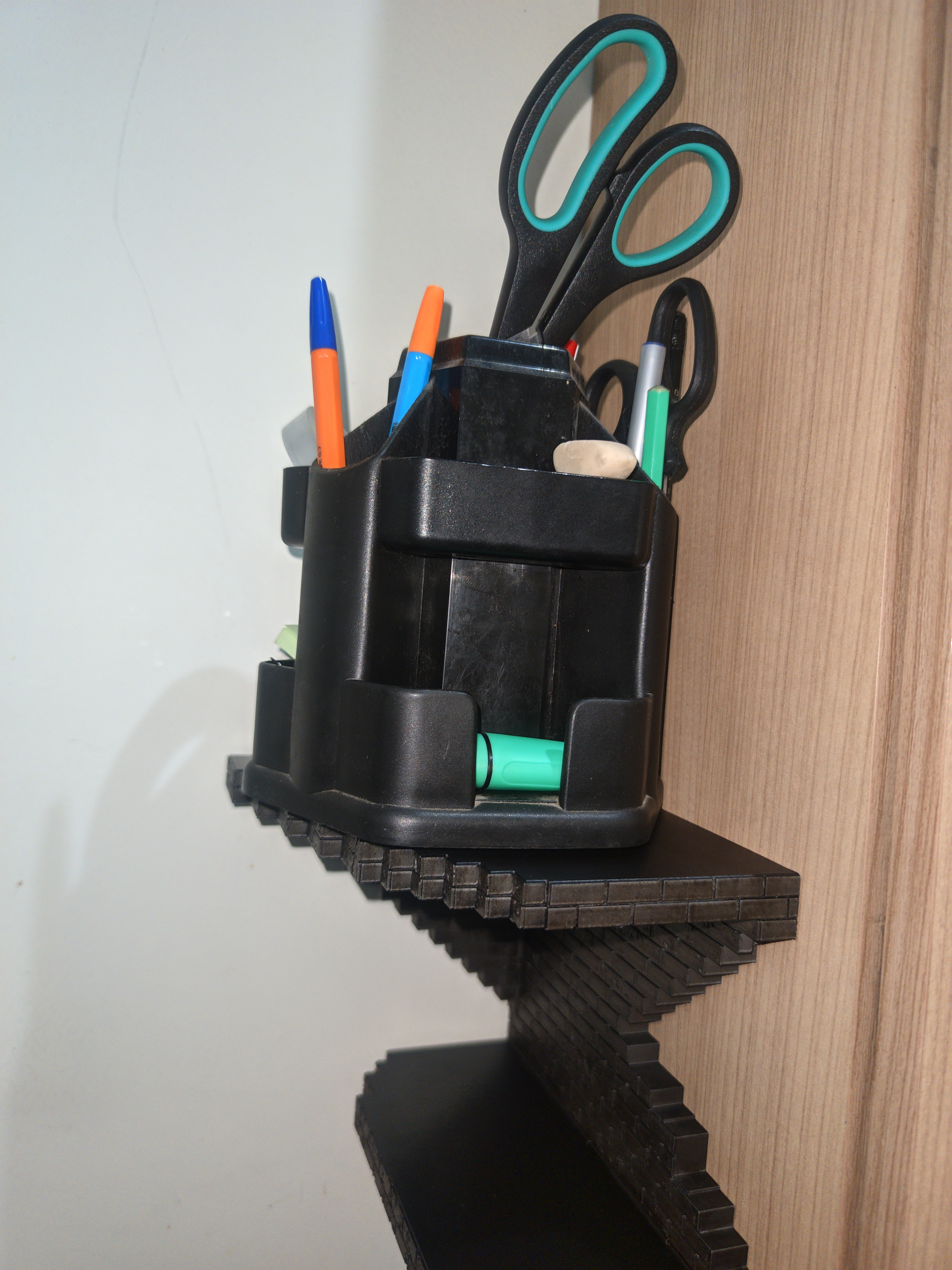 Simple corner shelf