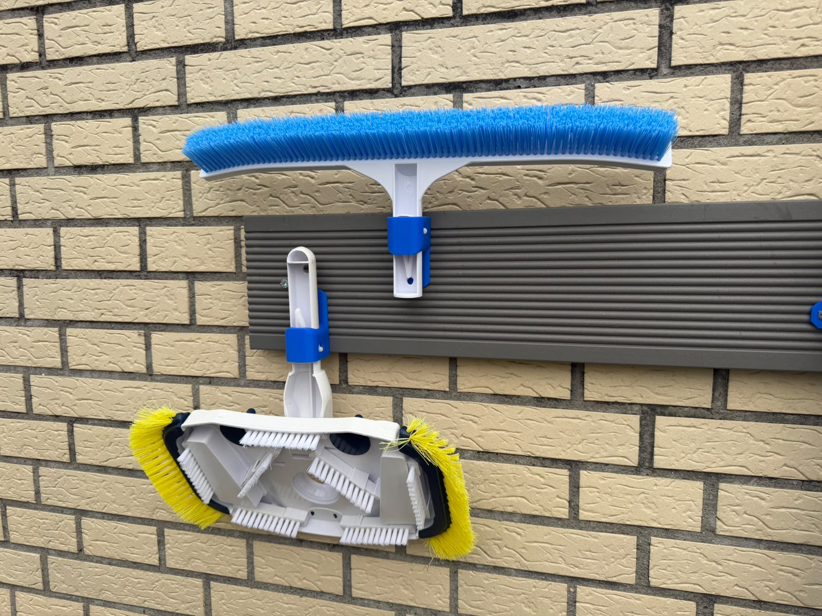 Pool equipment/cleaning tool wall mount