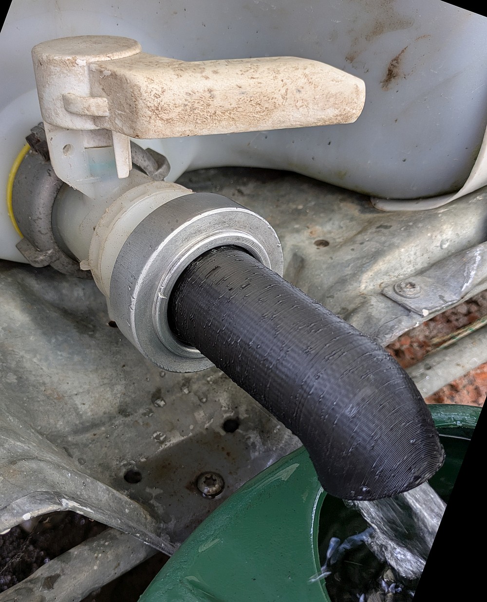 Water tank drain pipe faucet