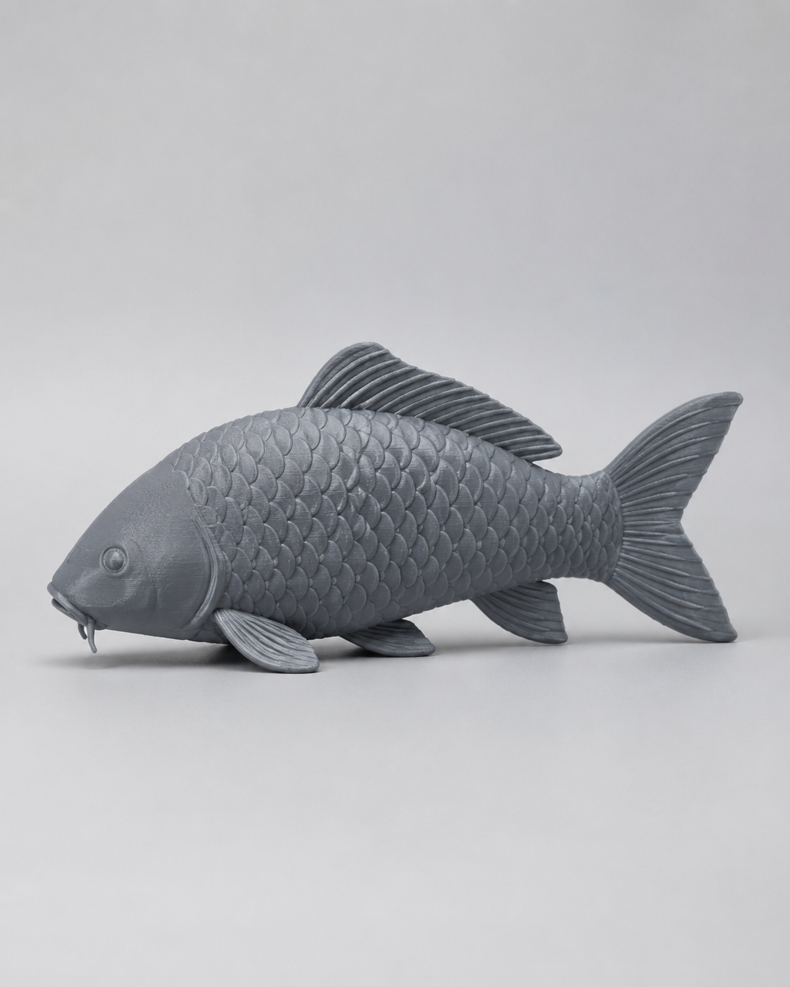 Minimalistische Koi-Skulptur