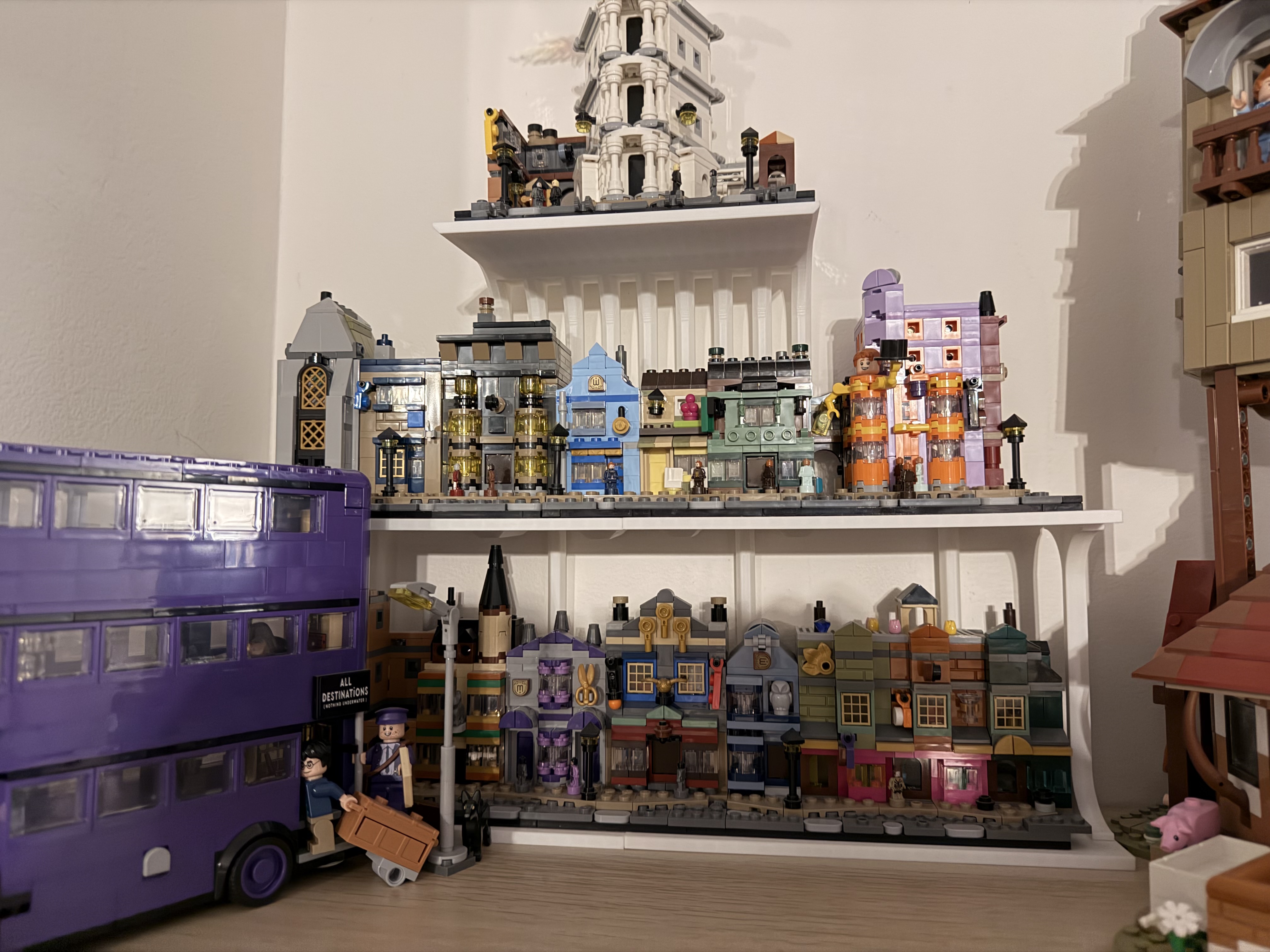 Horizontal Display Stand for LEGO Harry Potter 76444 (Diagon Alley)