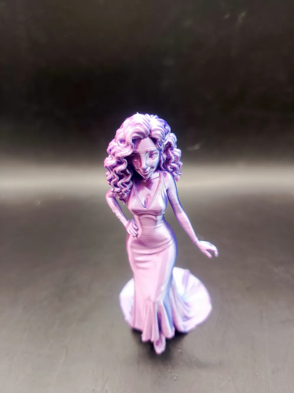 Elegant lady figure — thumbnail 3