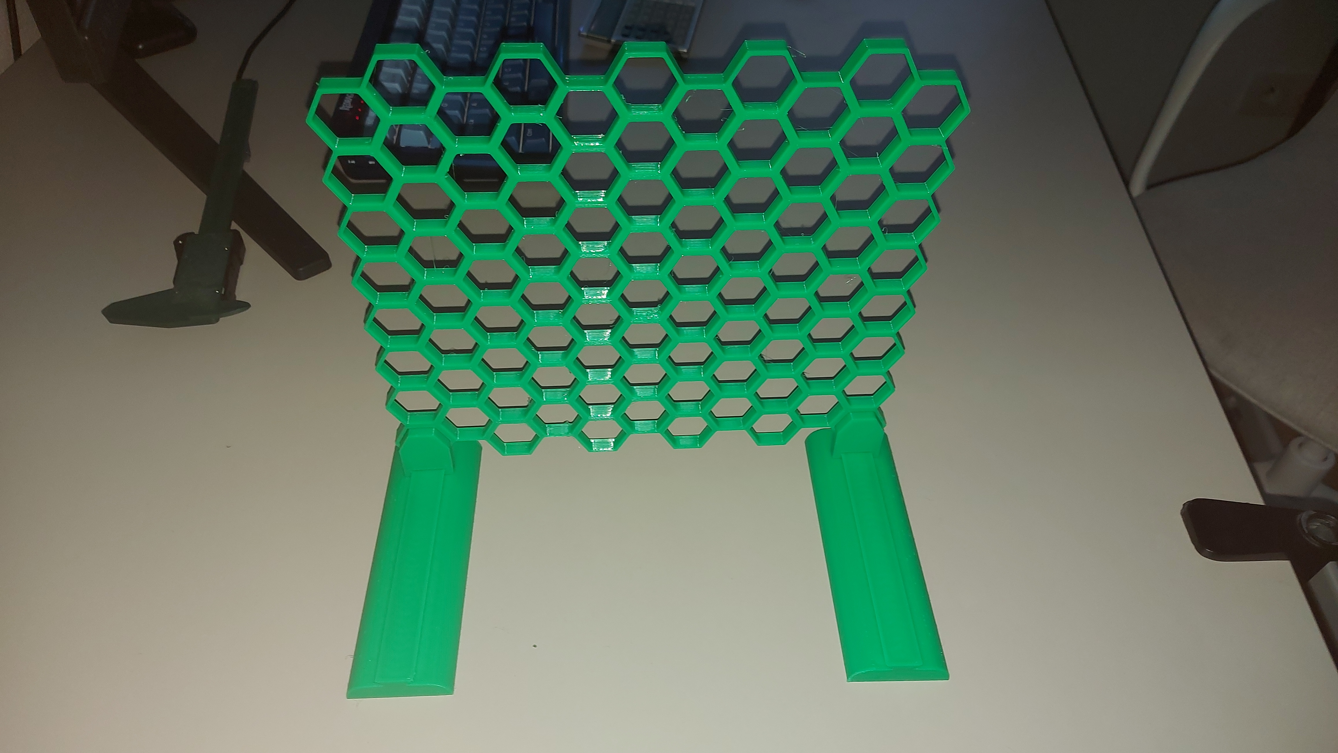 Honeycomb storage wall feet