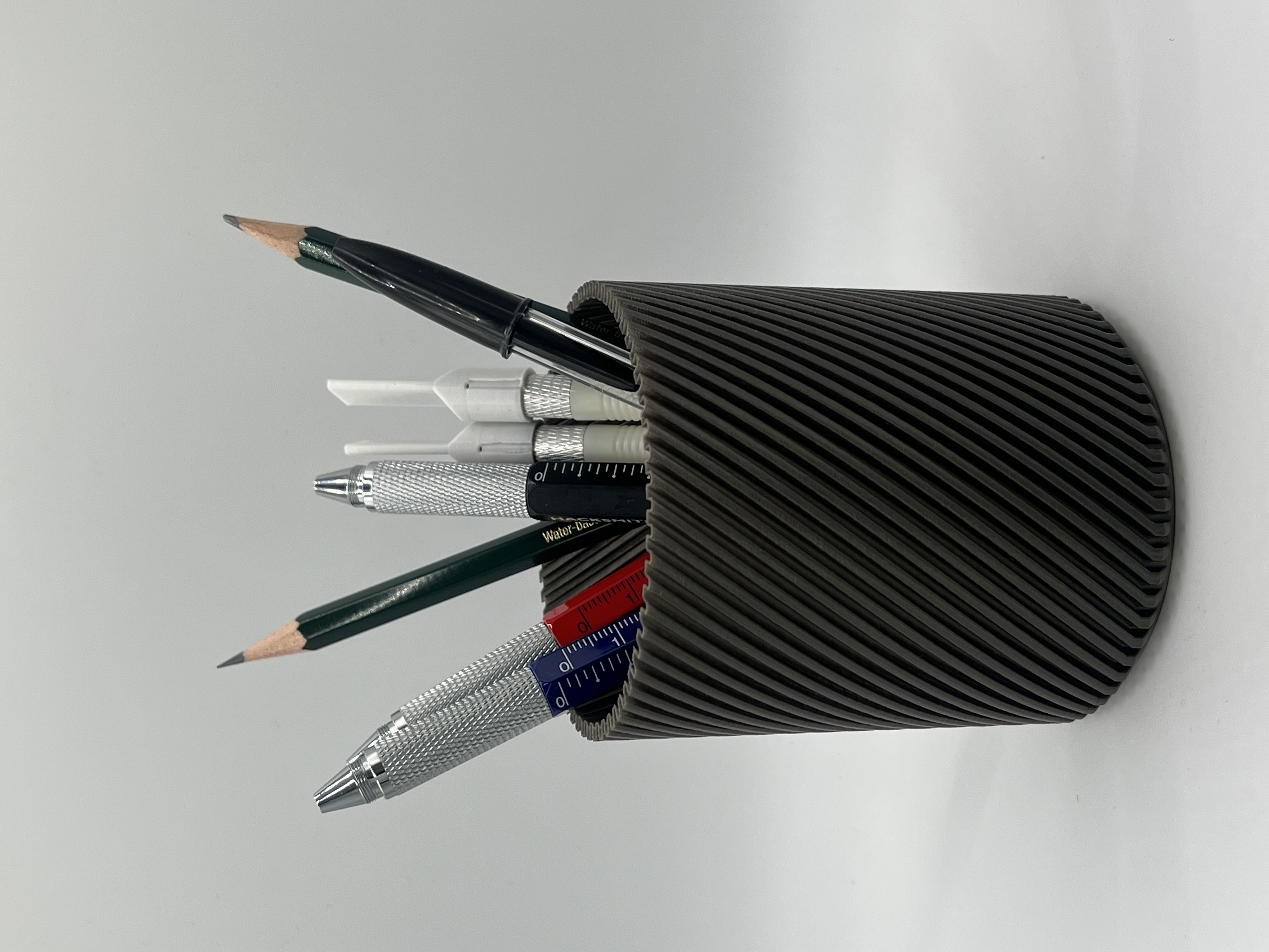 Twisted pencil pot