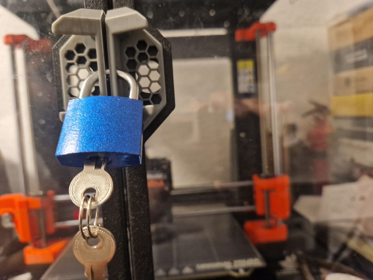 Prusa enclosure door handle with lock bore hole