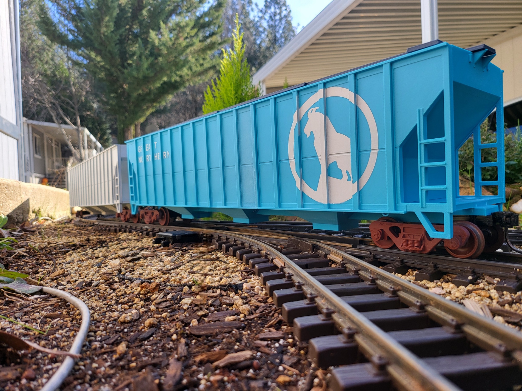 1:29 Scale 3-Bay Covered Hopper