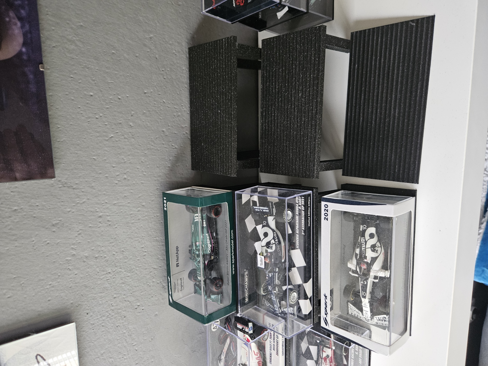 Stackable stand for F1 models (For Minichamps and Spark models)