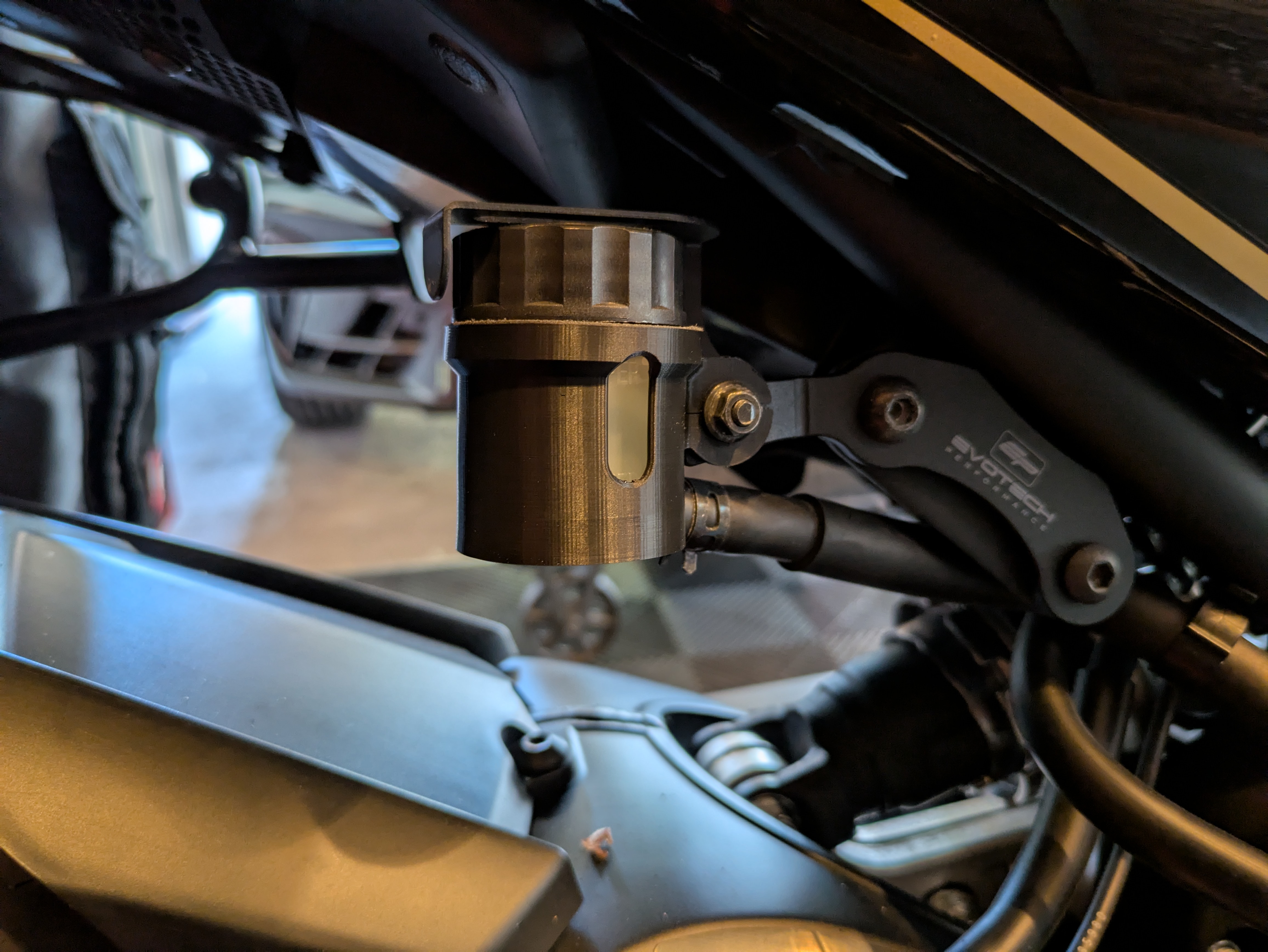 Brake fluid reservoir cover