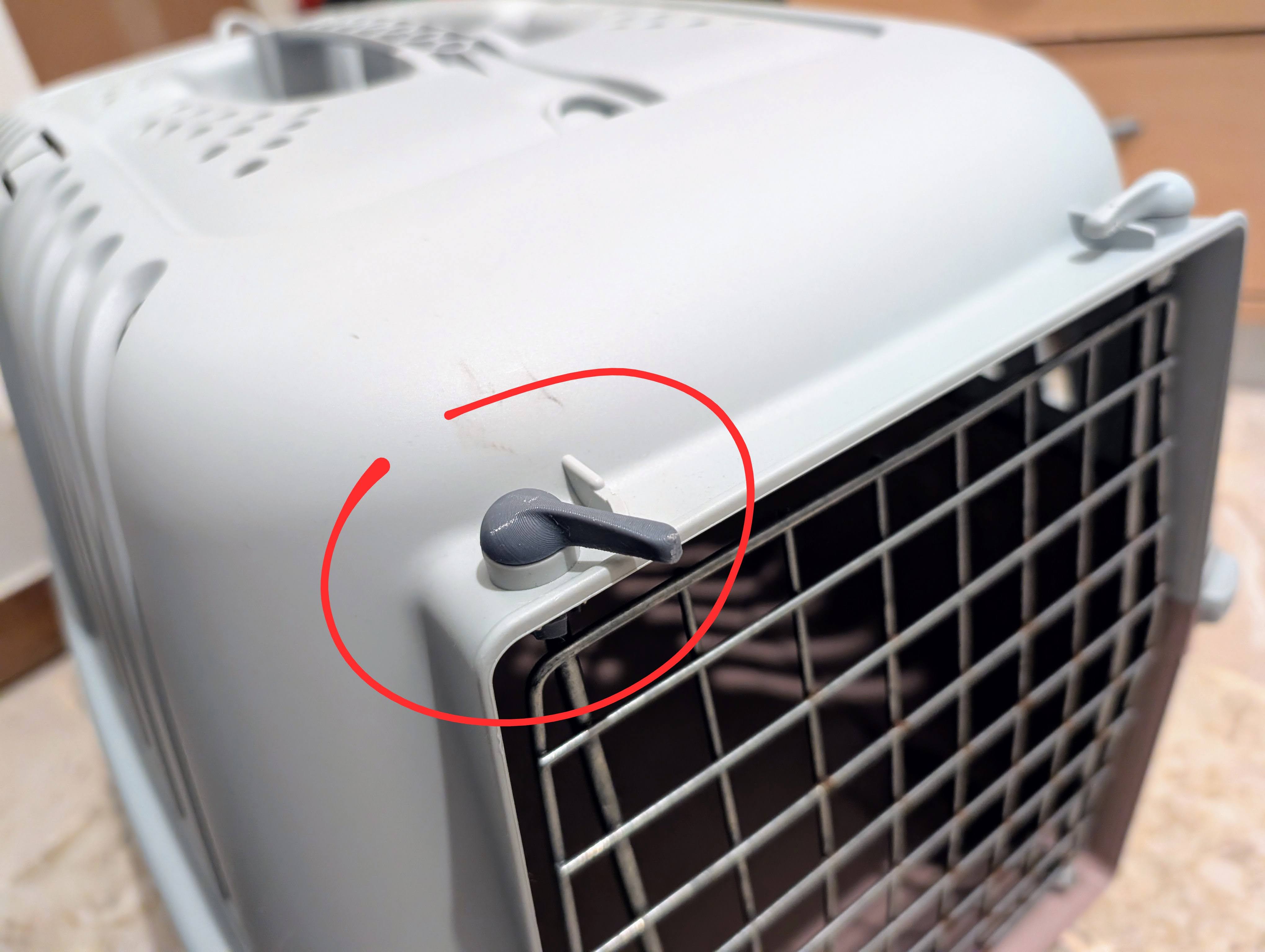 Cat carrier door lock