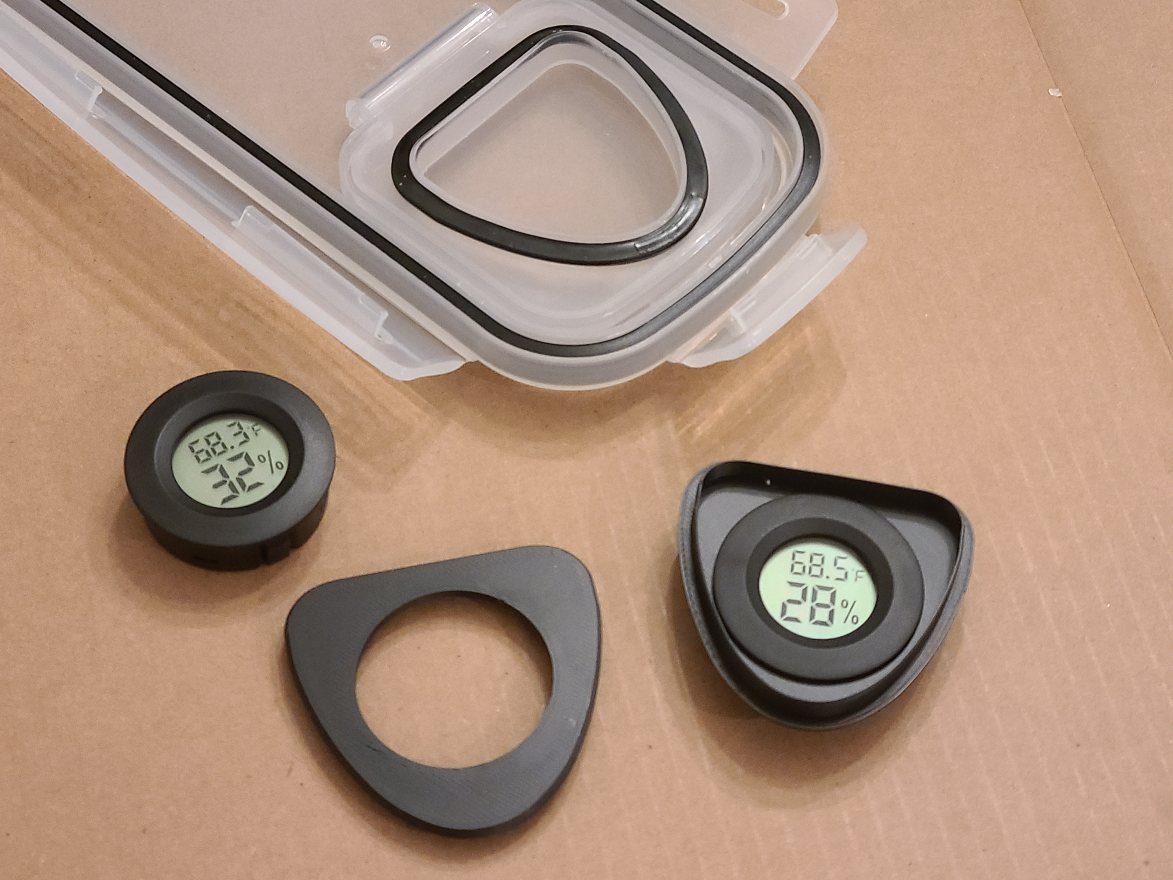 Lid mount for round hygrometer (for cereal container drybox)