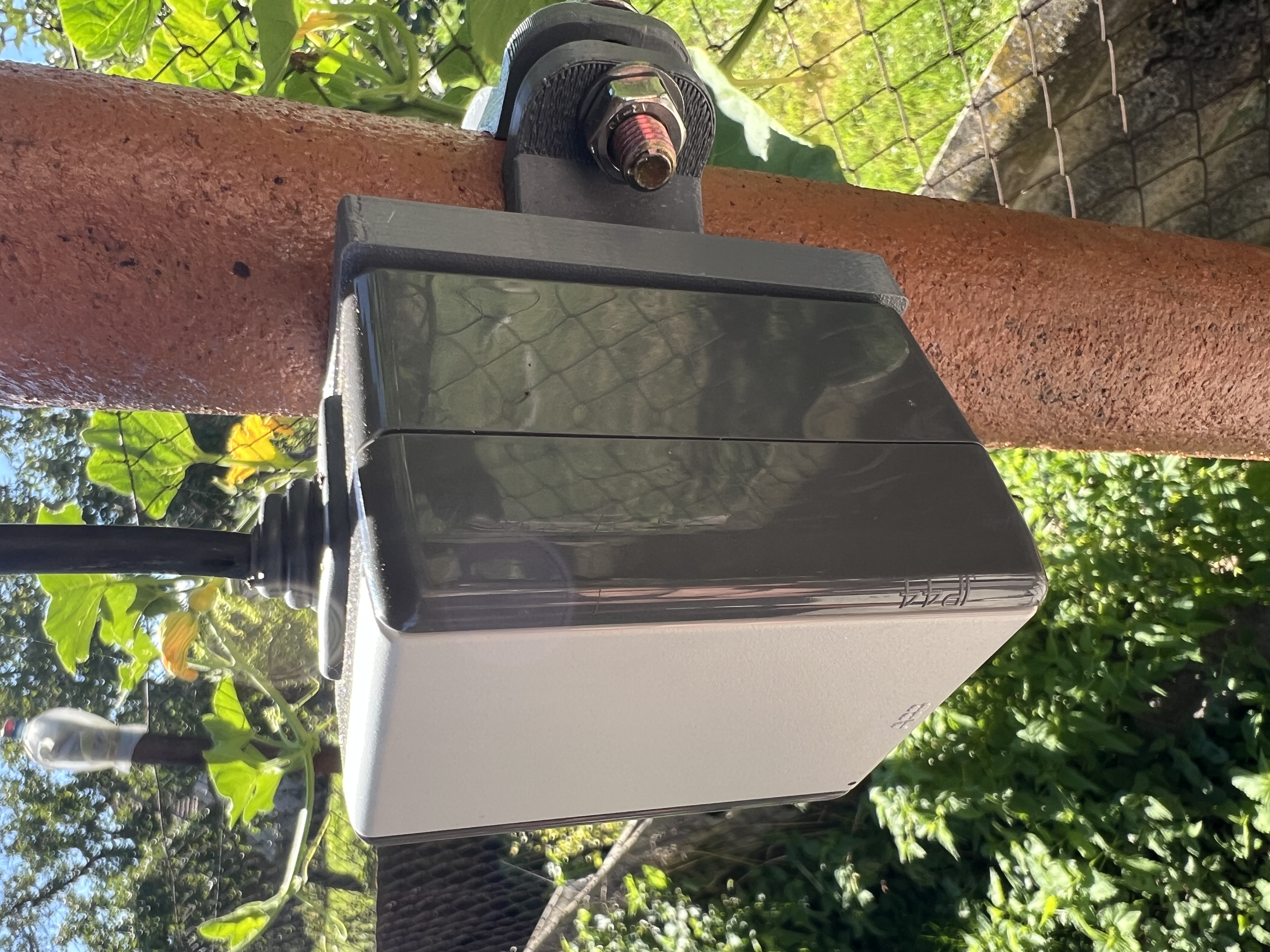 Držák elektrické zásuvky na sloupek - Electrical outlet holder for post