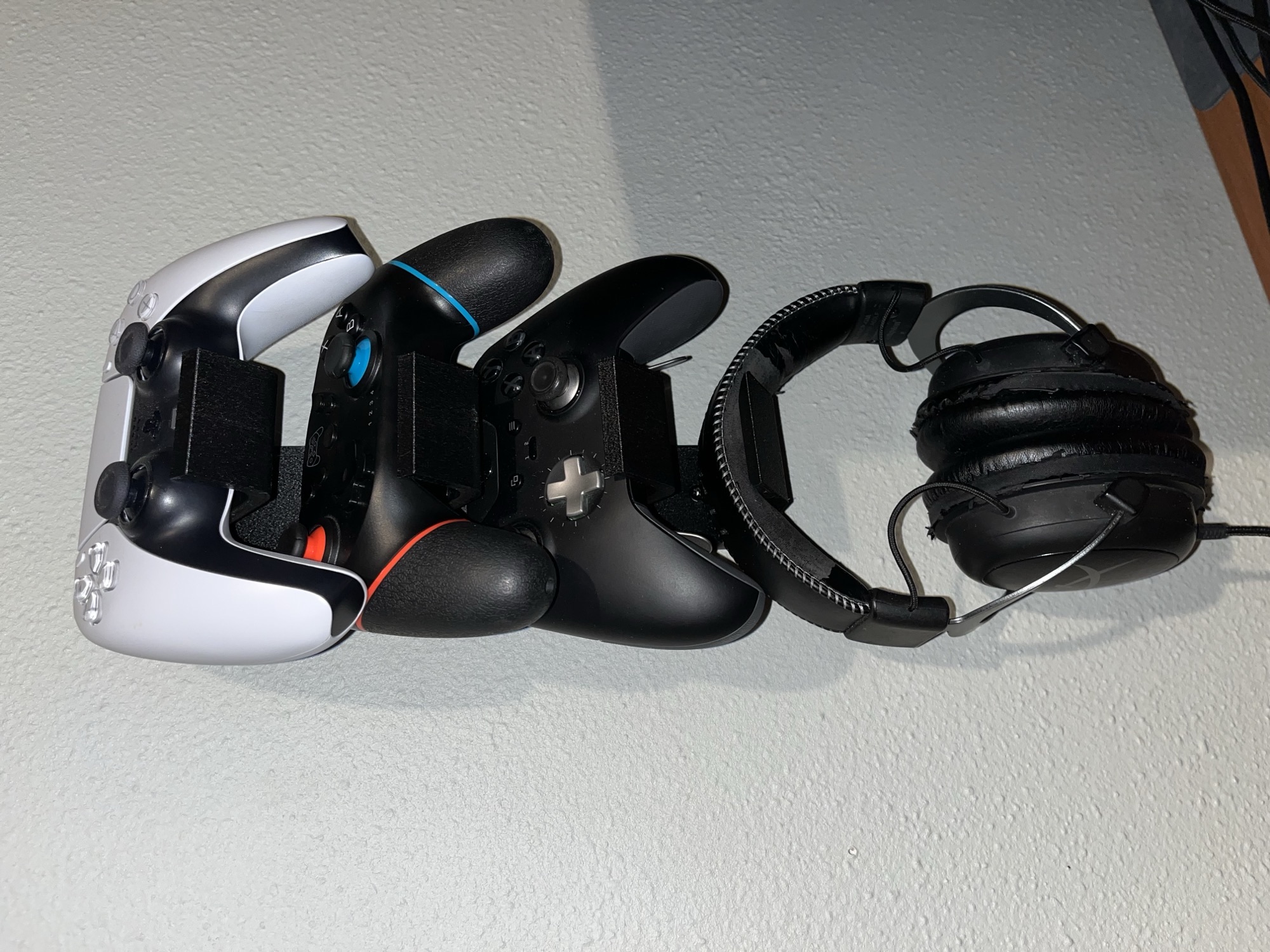 Universal Multi Controller and Headphone Wall Mount