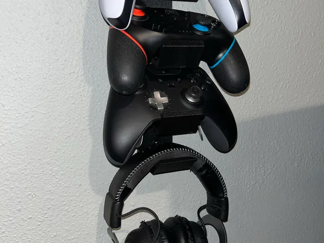 Universal Multi Controller and Headphone Wall Mount