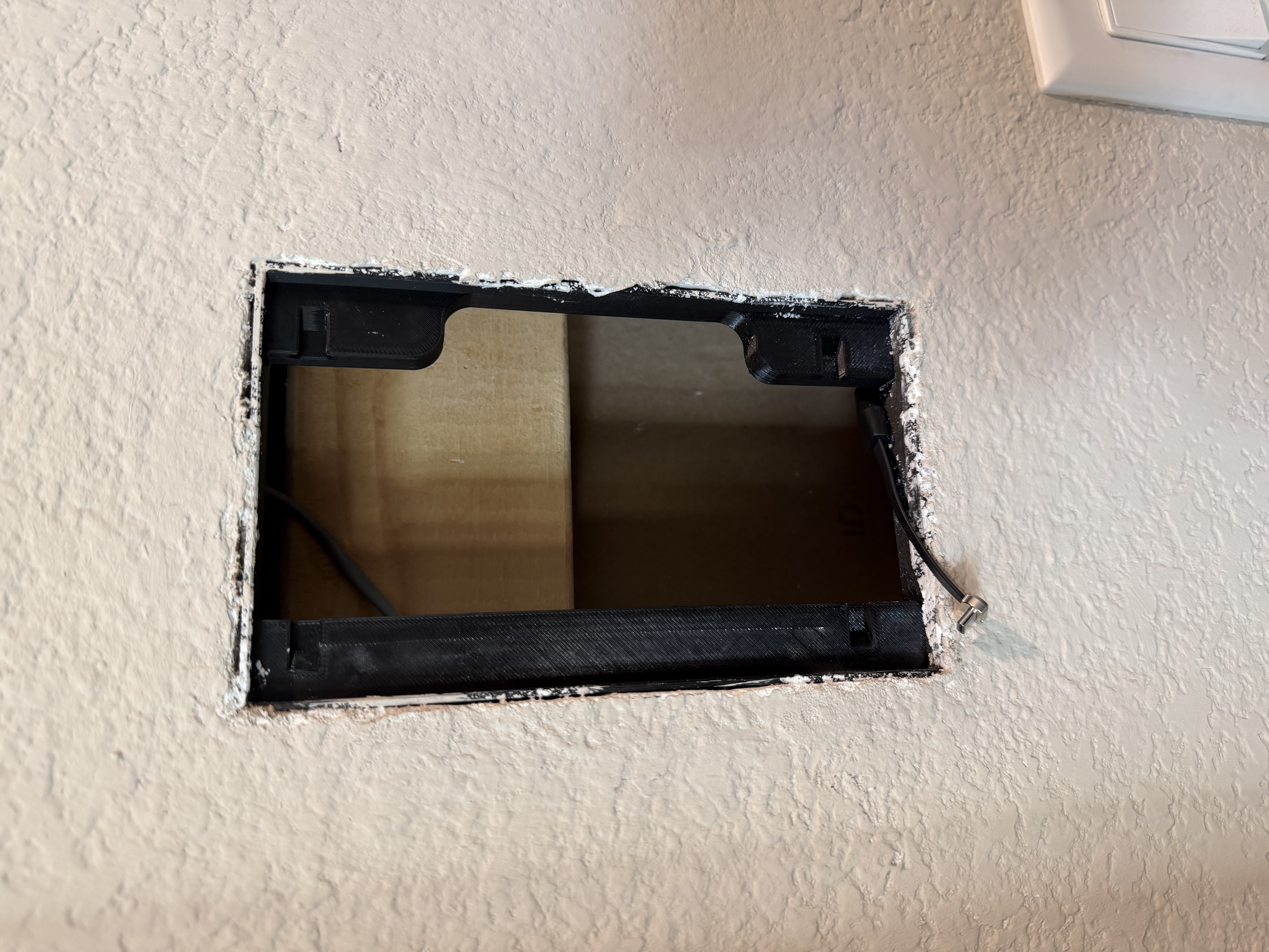 Home Assistant Wall Display - Raspberry Pi Touch Display 2 - 0.5 inch drywall with power cutout