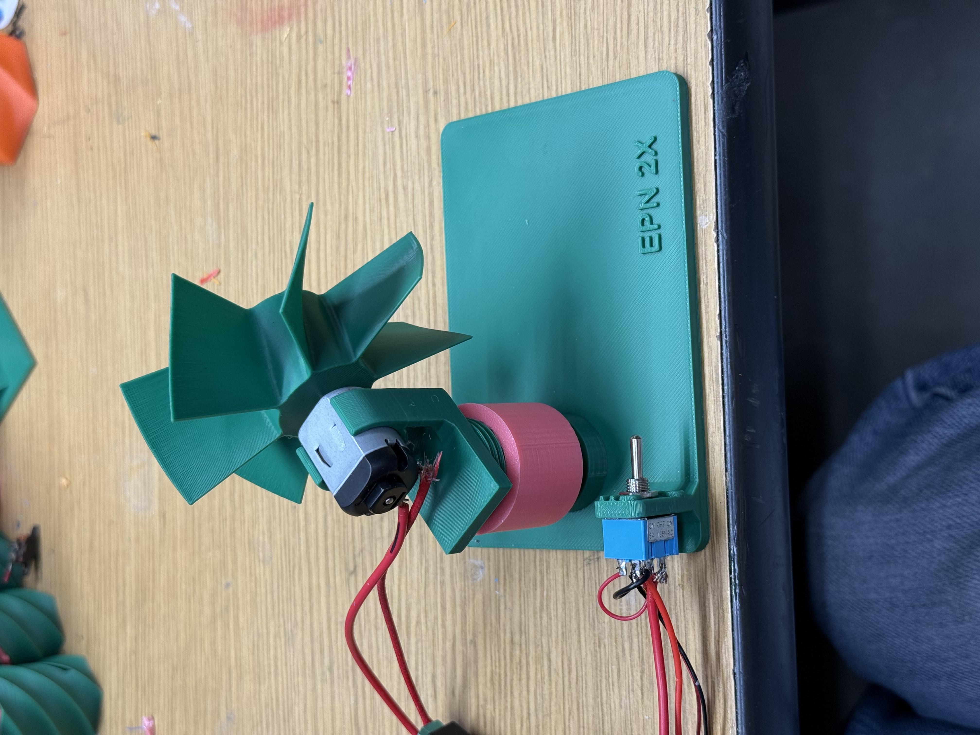 Fan, 3v DC Motor Driven, on Adjustable Base