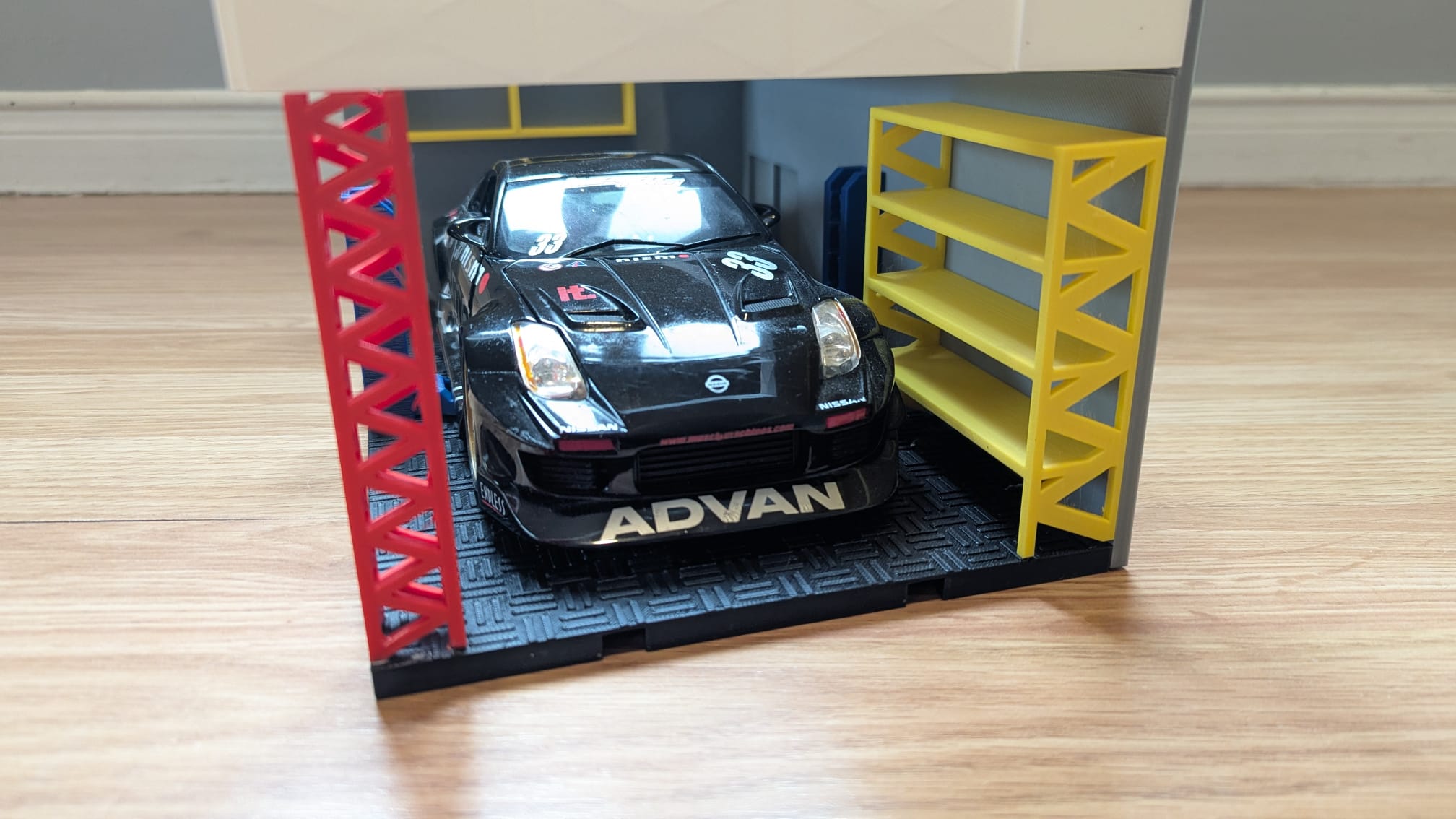 Garage Diorama  1:18 or 1:24