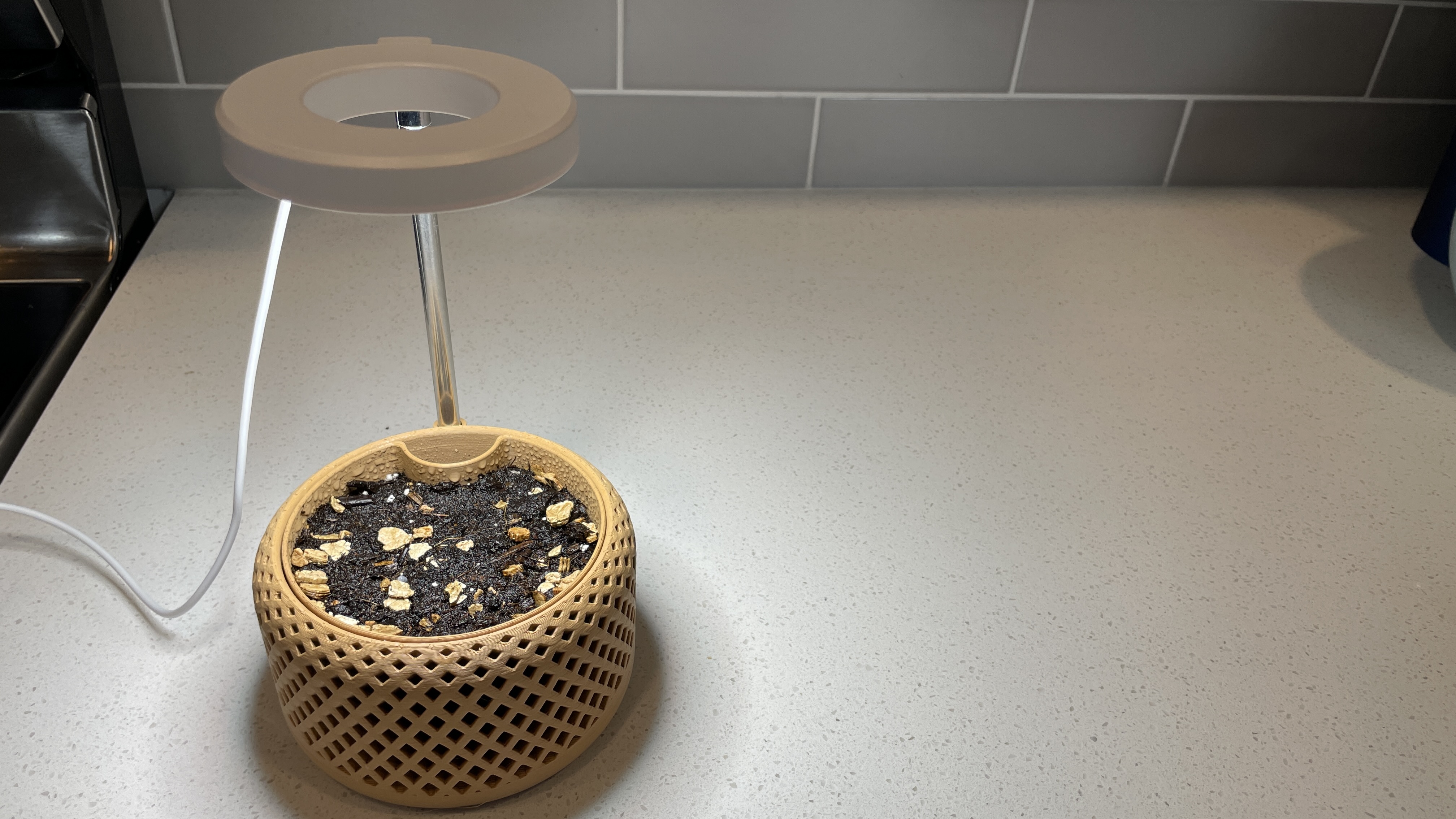 Helical Self Wating pot w/Hole for small LED lamp
