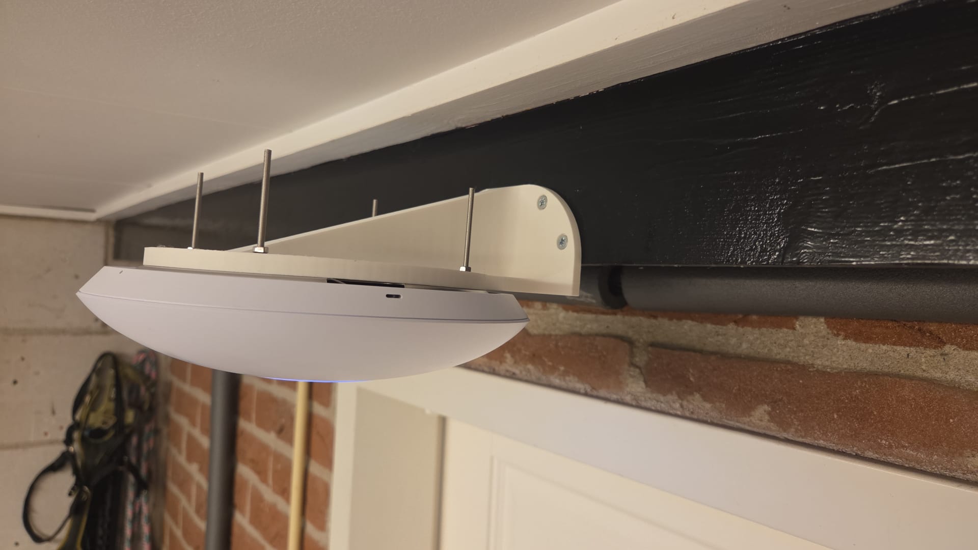 Udr 7 wall mount met weggewerkte kabelgoot