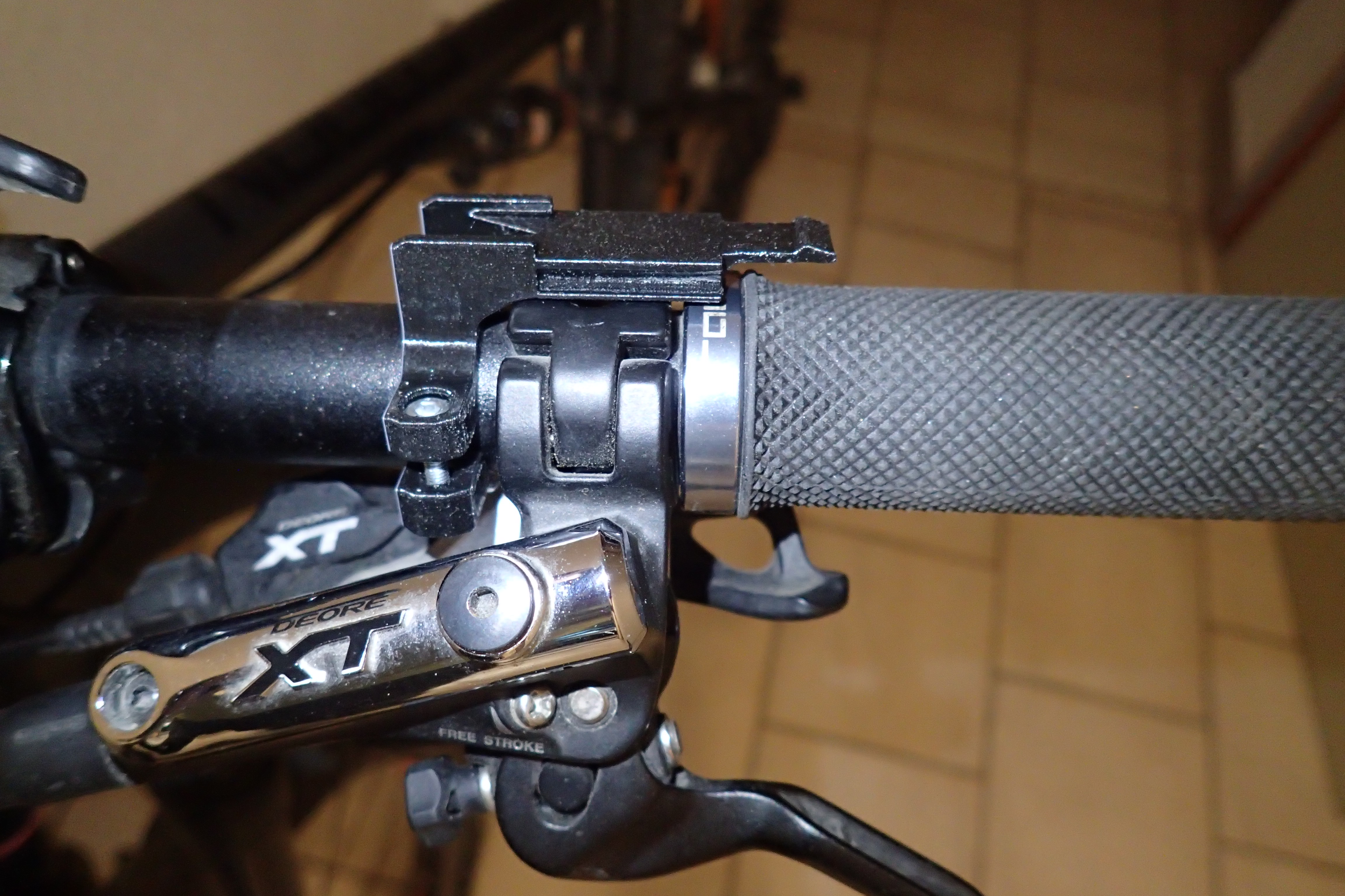 Screw-on display holder for the OpenBikeSensor