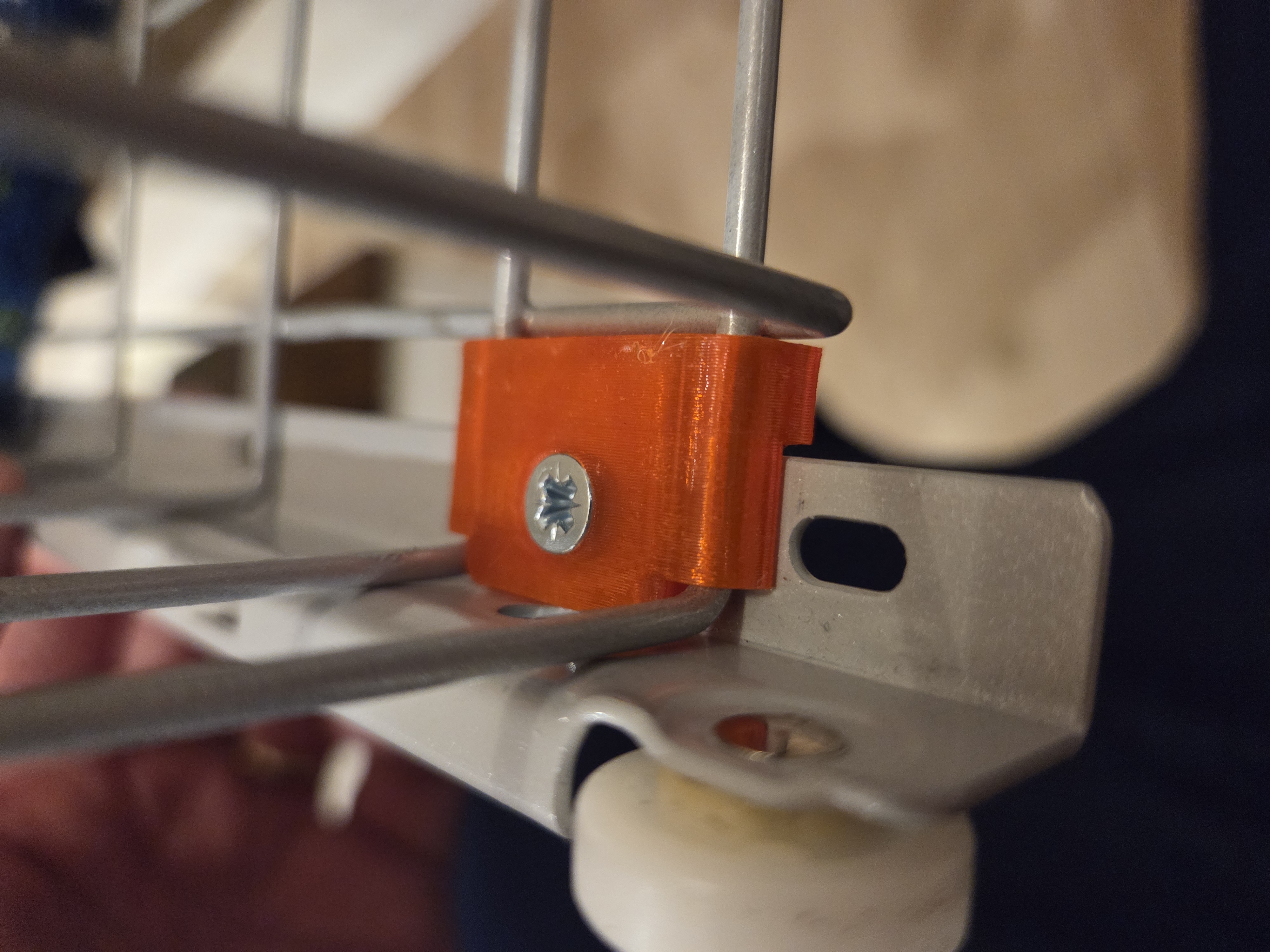 Closet wire box rail support