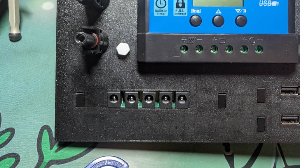 Parameterized PCB mounting bracket with clips — thumbnail 2