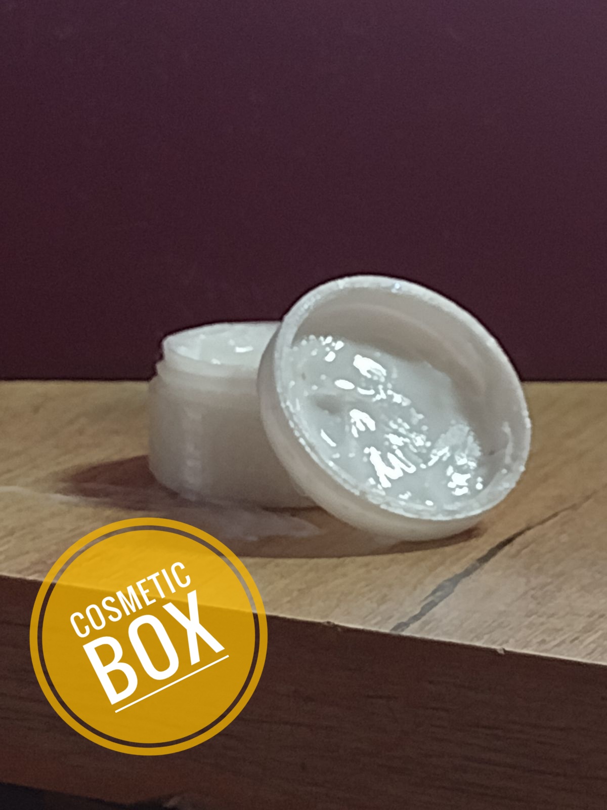 Cosmetic box for creme