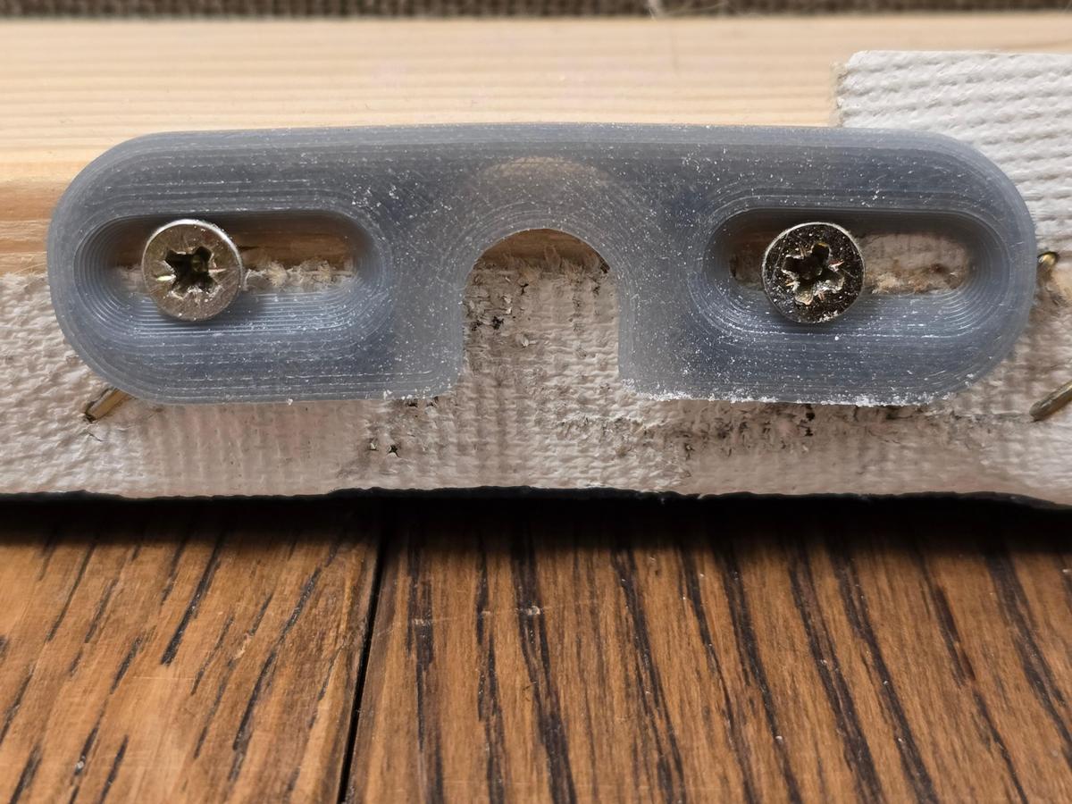 Holder for hanging paintings on canvas
