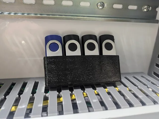 Simple USB holder