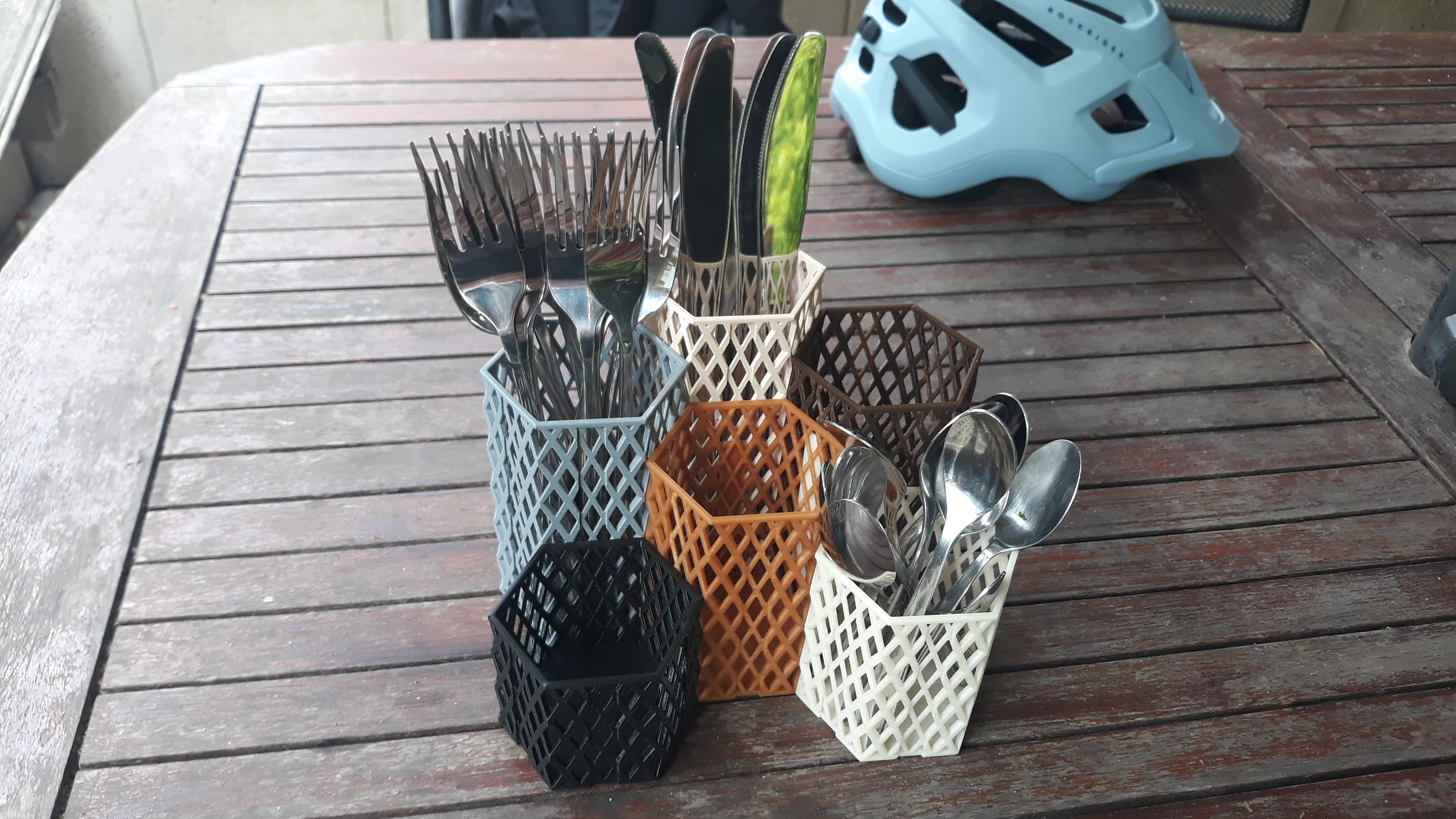 Variable set of Hexagon Cups with connecting locks
