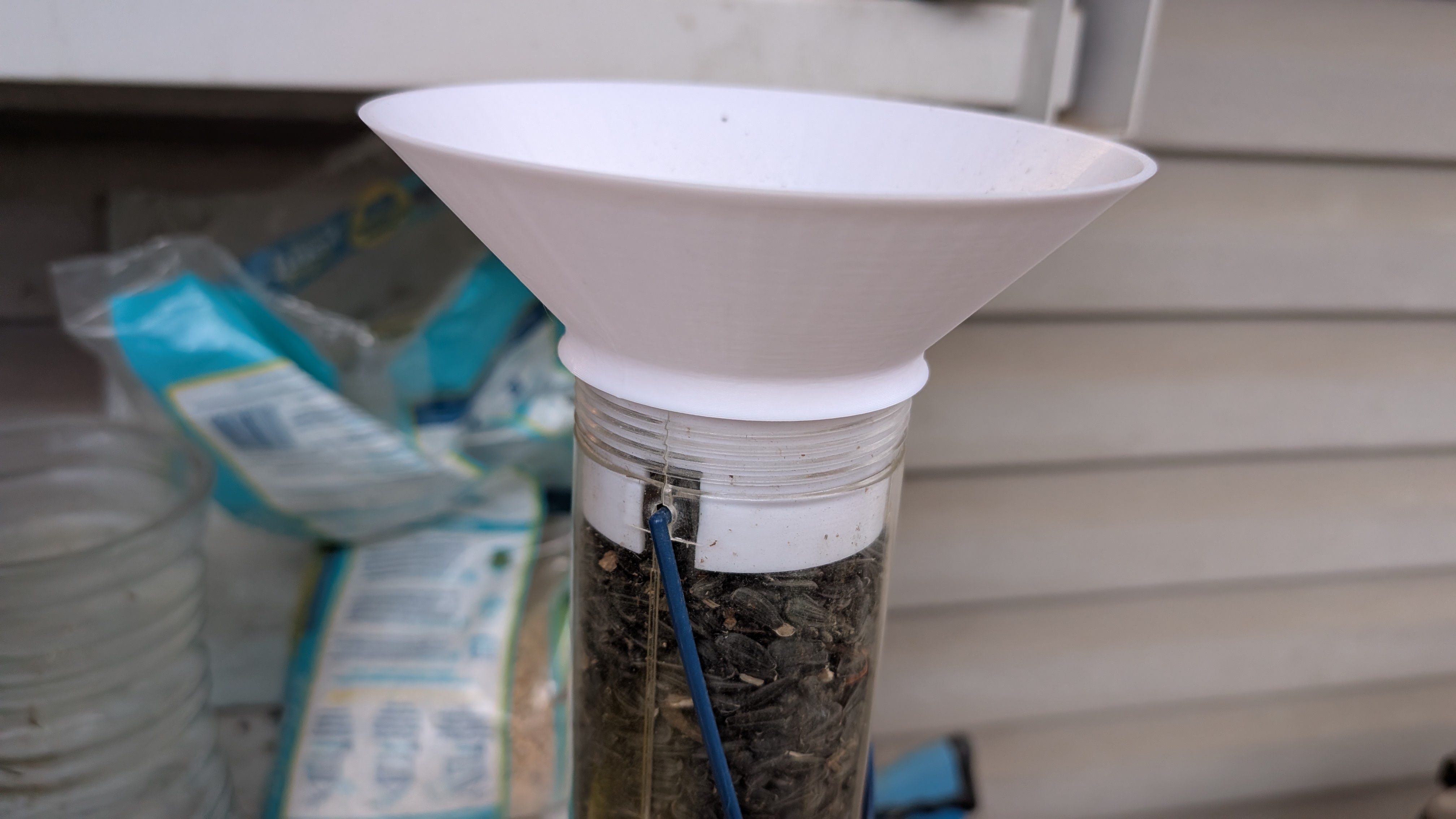Birdfeeder funnel